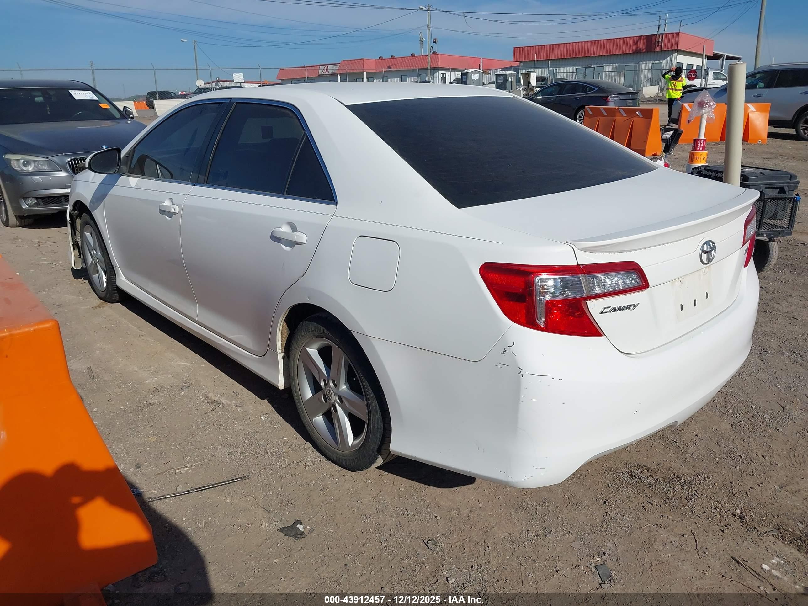 TOYOTA CAMRY image 3