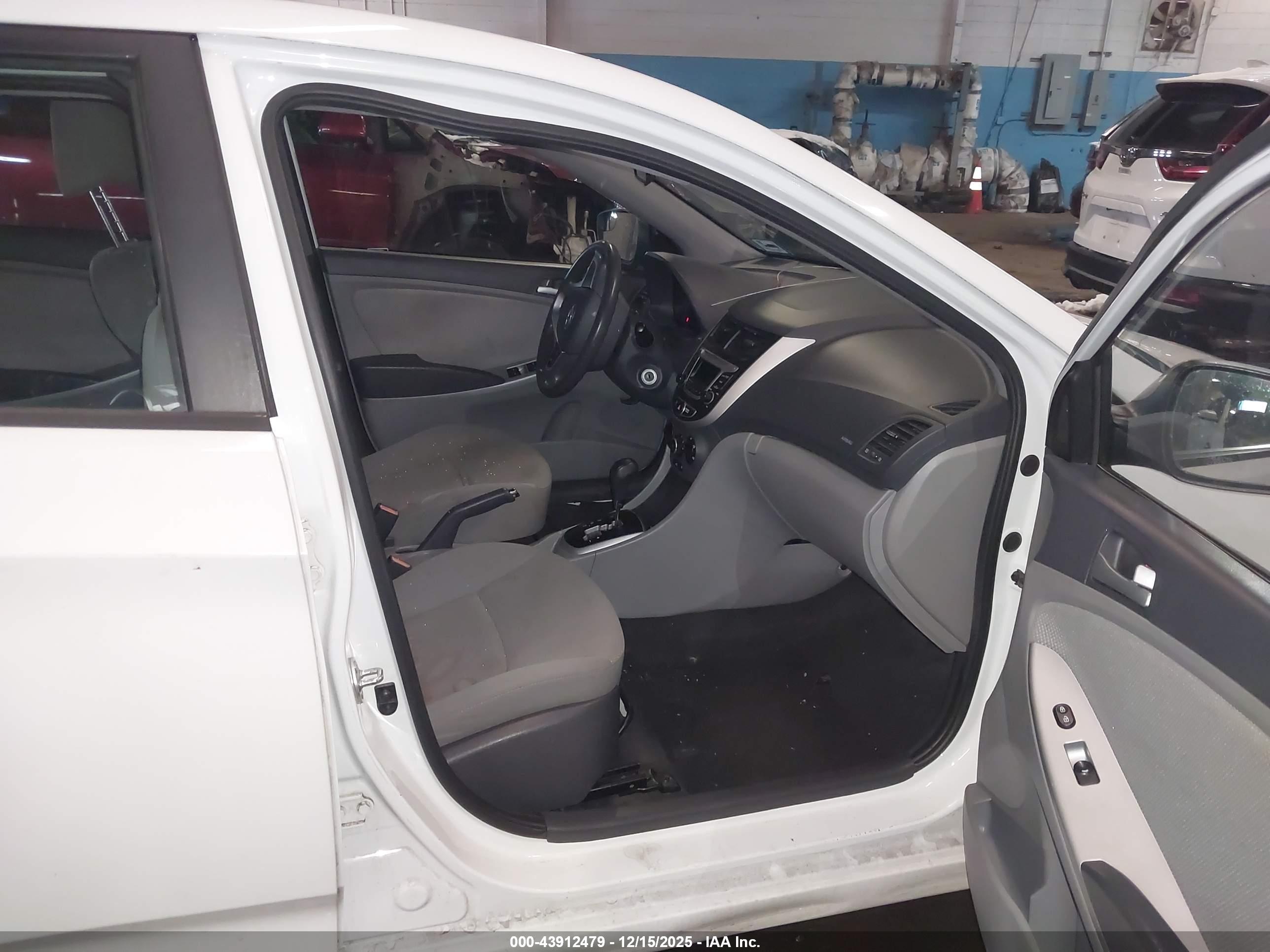 HYUNDAI ACCENT image 5