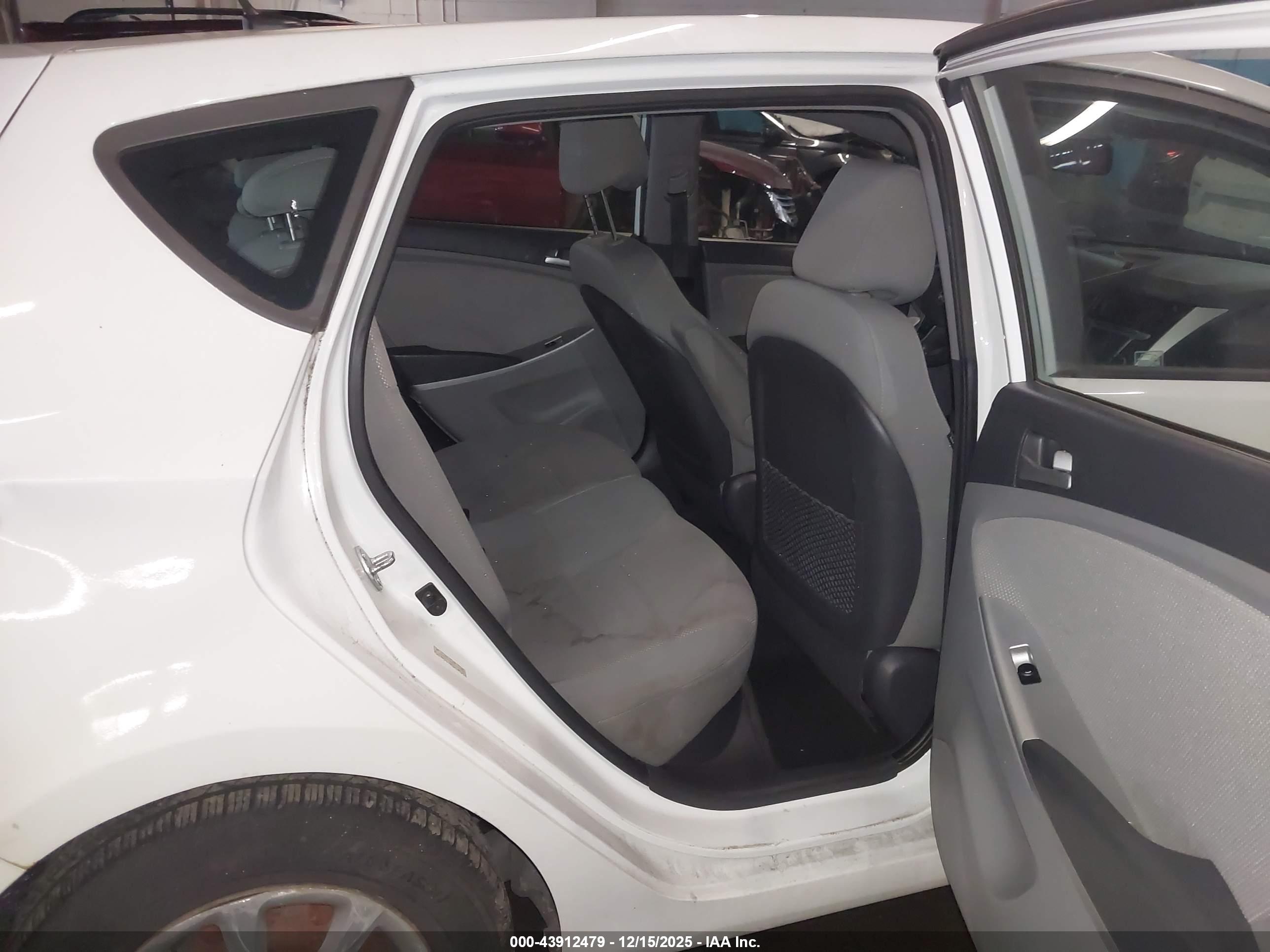 HYUNDAI ACCENT image 8