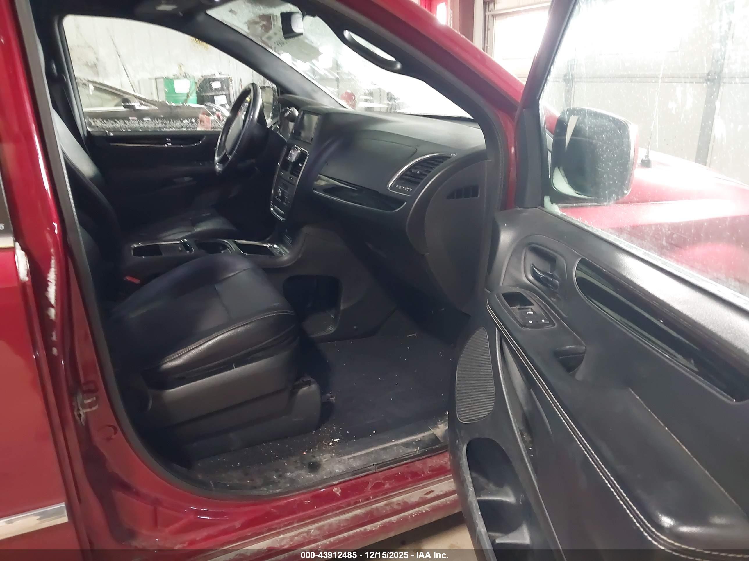 CHRYSLER TOWN image 5