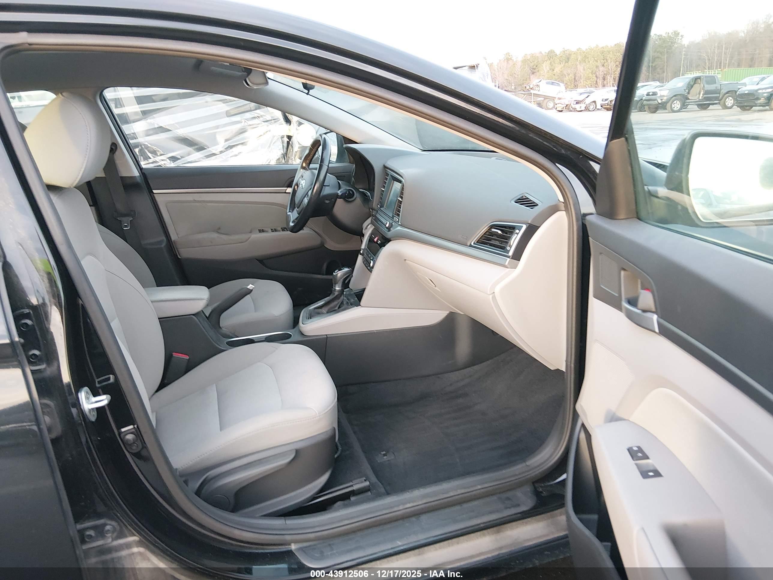 HYUNDAI ELANTRA image 5