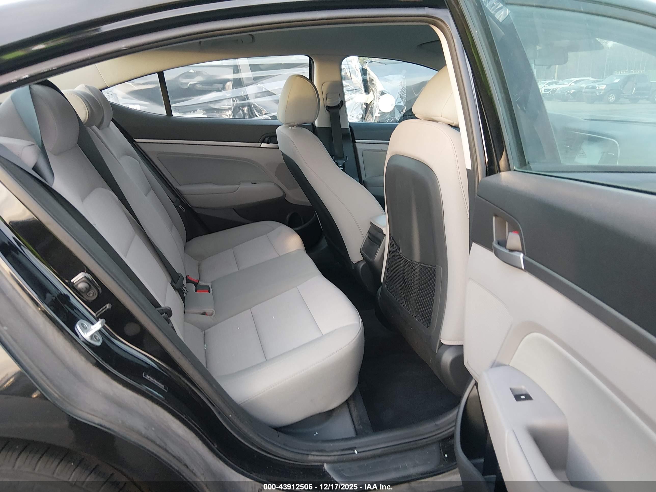 HYUNDAI ELANTRA image 8