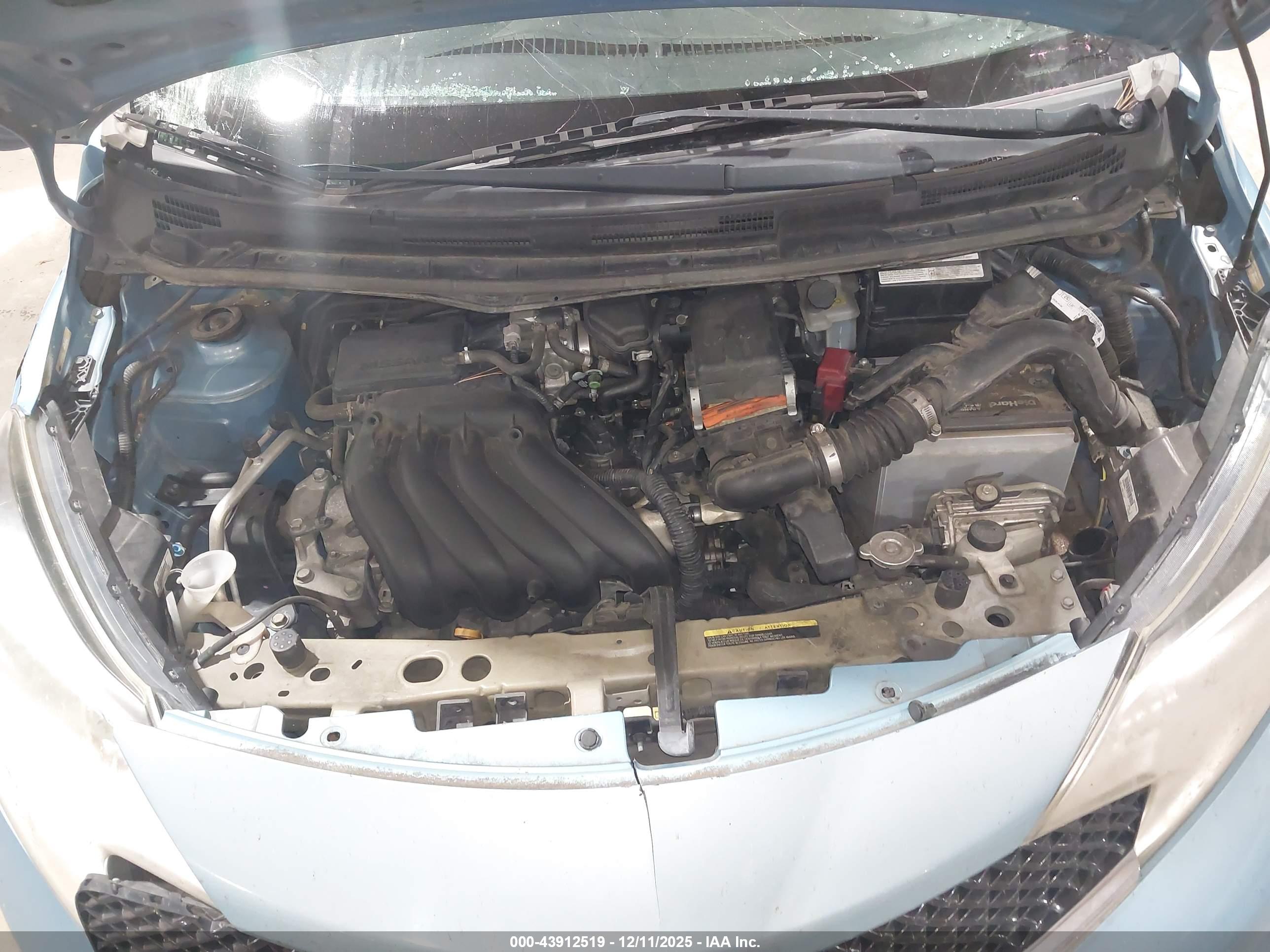 NISSAN VERSA image 10