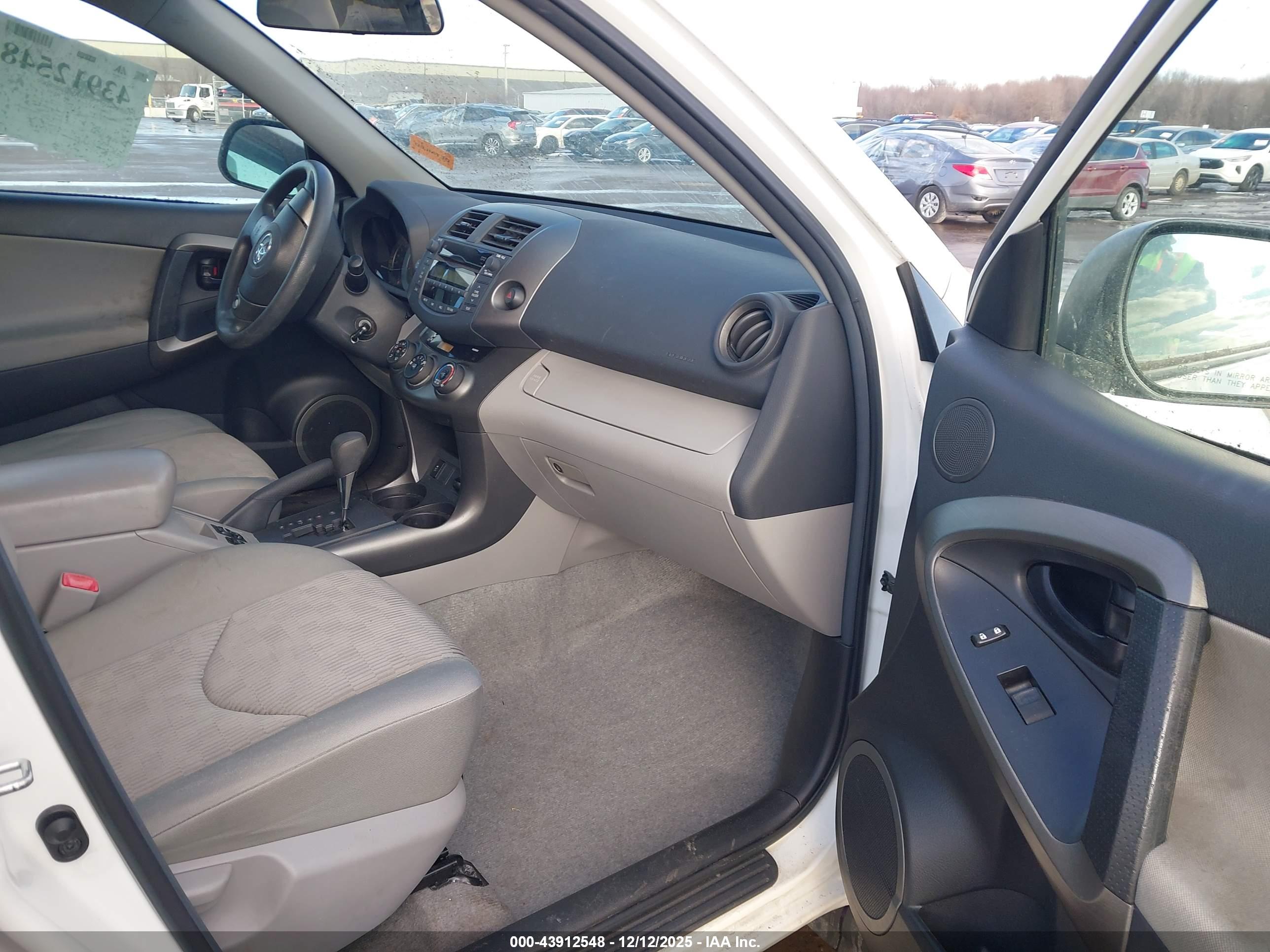 TOYOTA RAV4 image 5