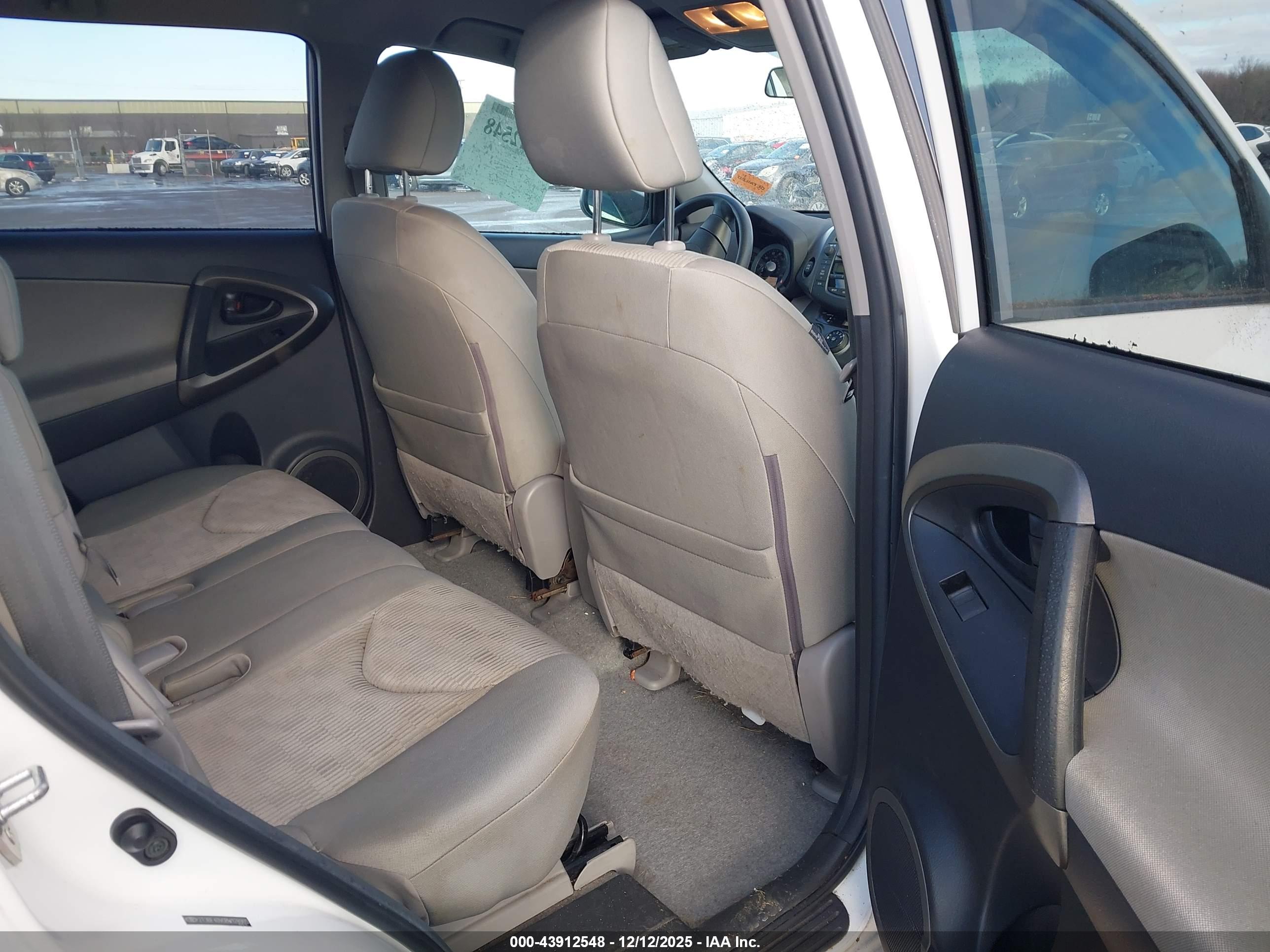TOYOTA RAV4 image 8