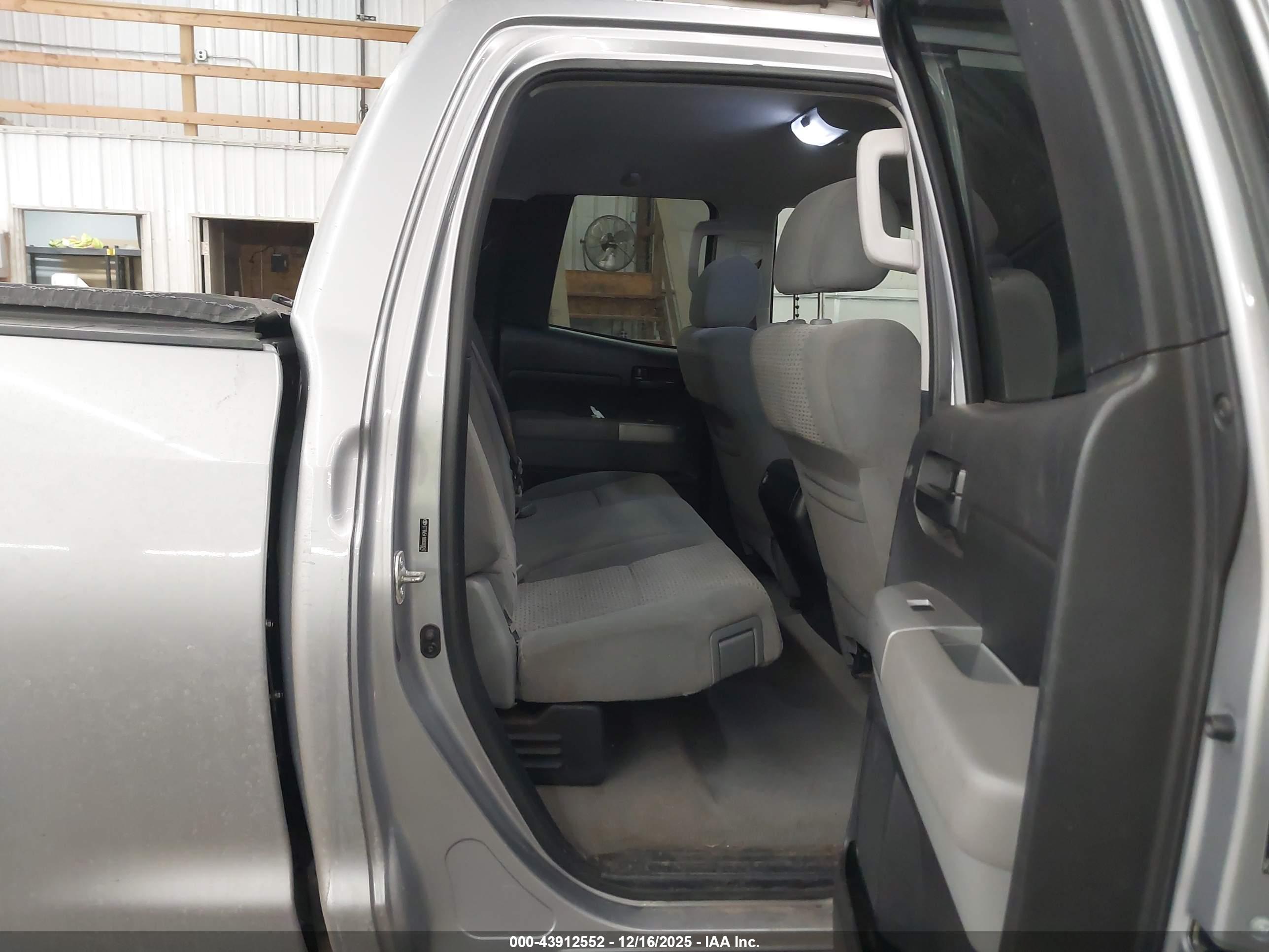 TOYOTA TUNDRA image 8