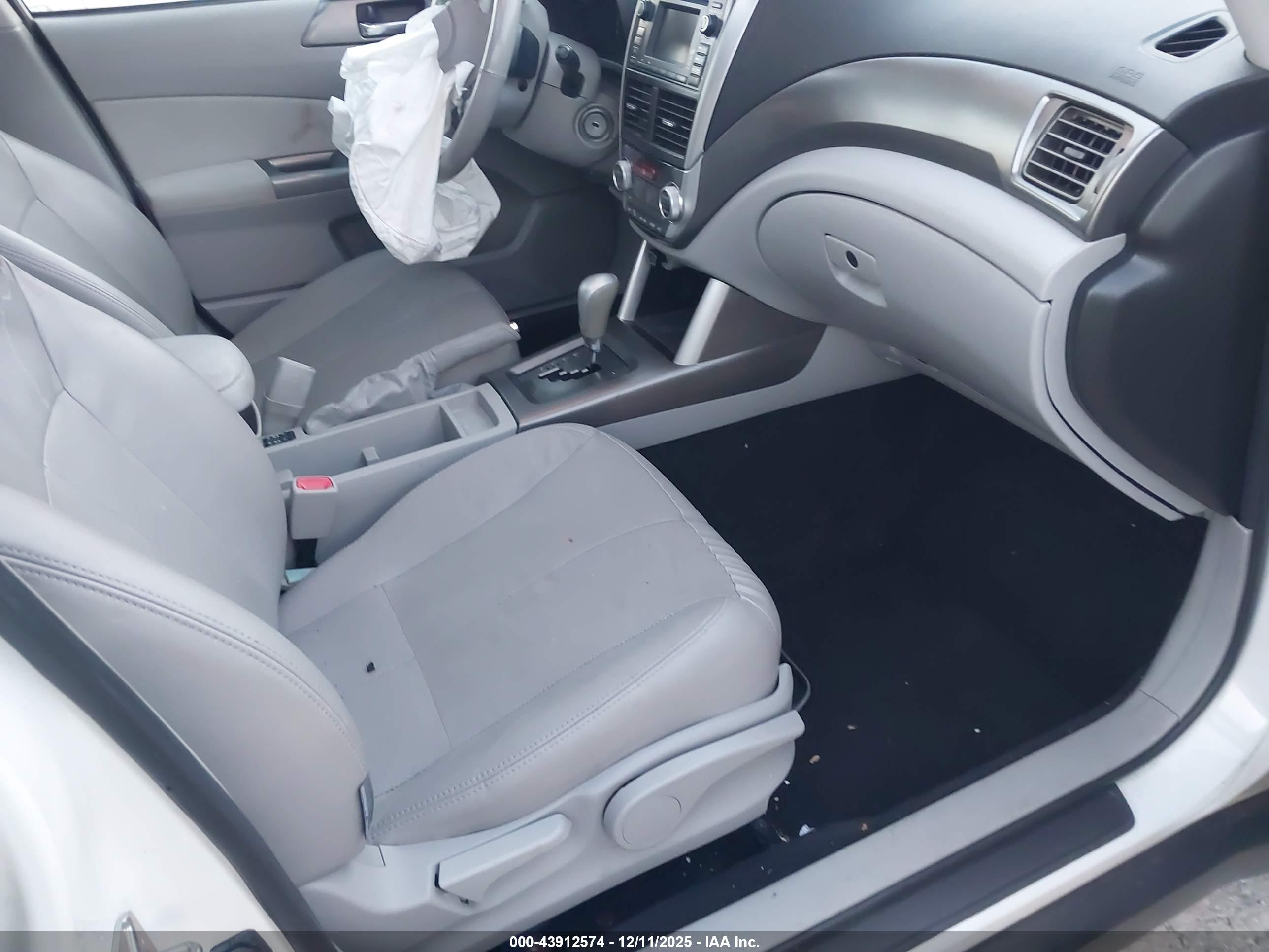 SUBARU FORESTER image 5