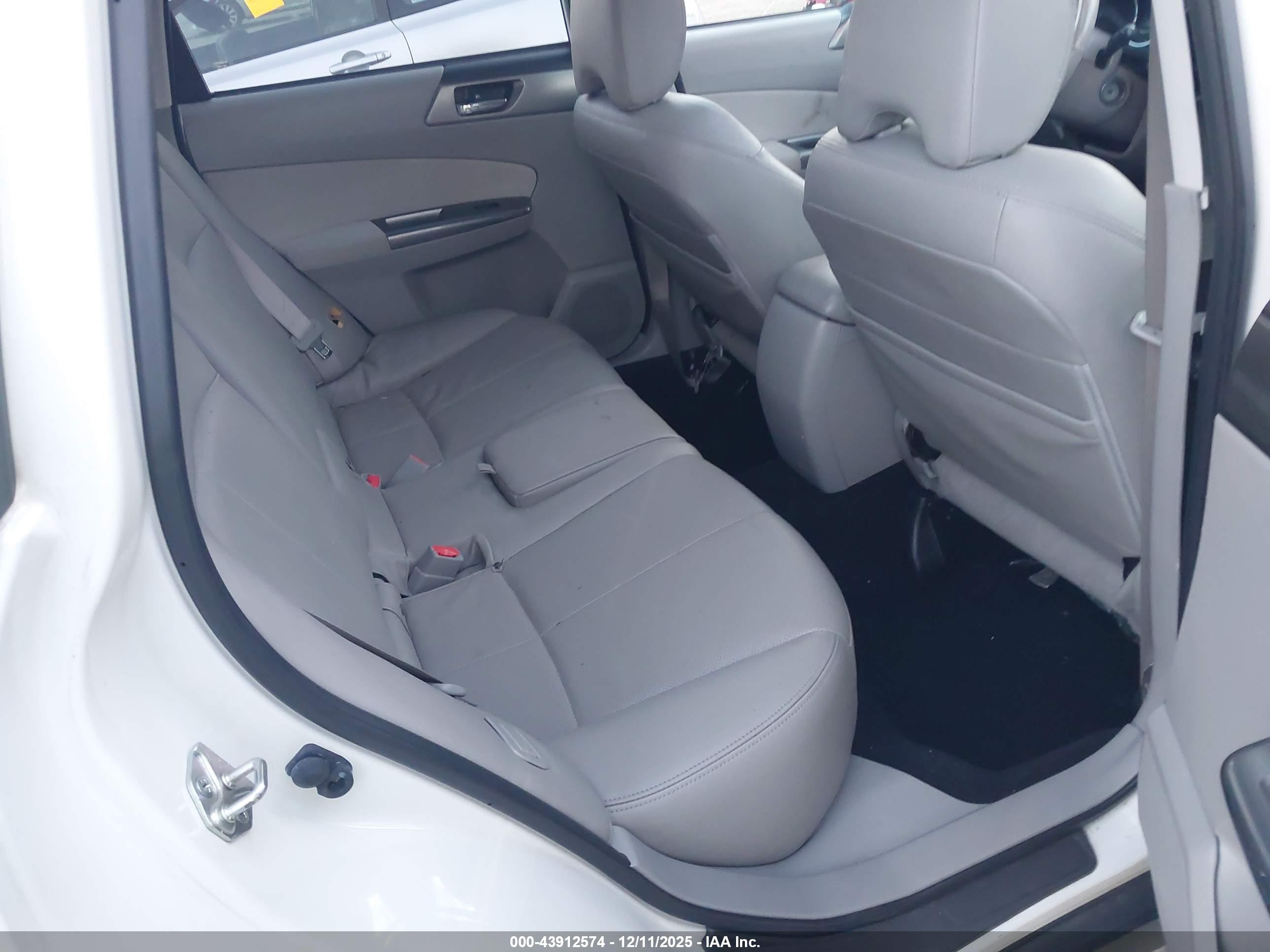 SUBARU FORESTER image 8