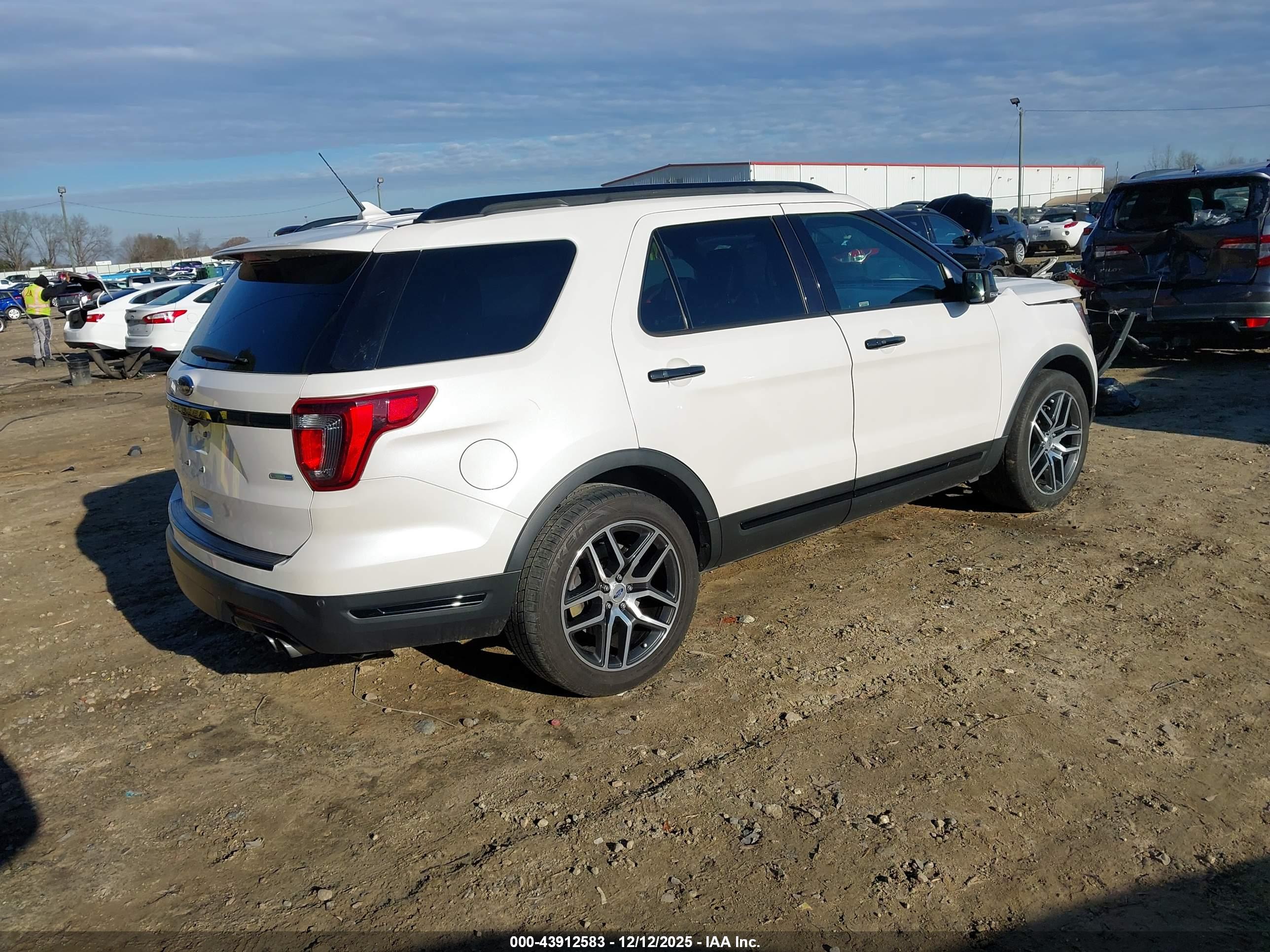 FORD EXPLORER image 4