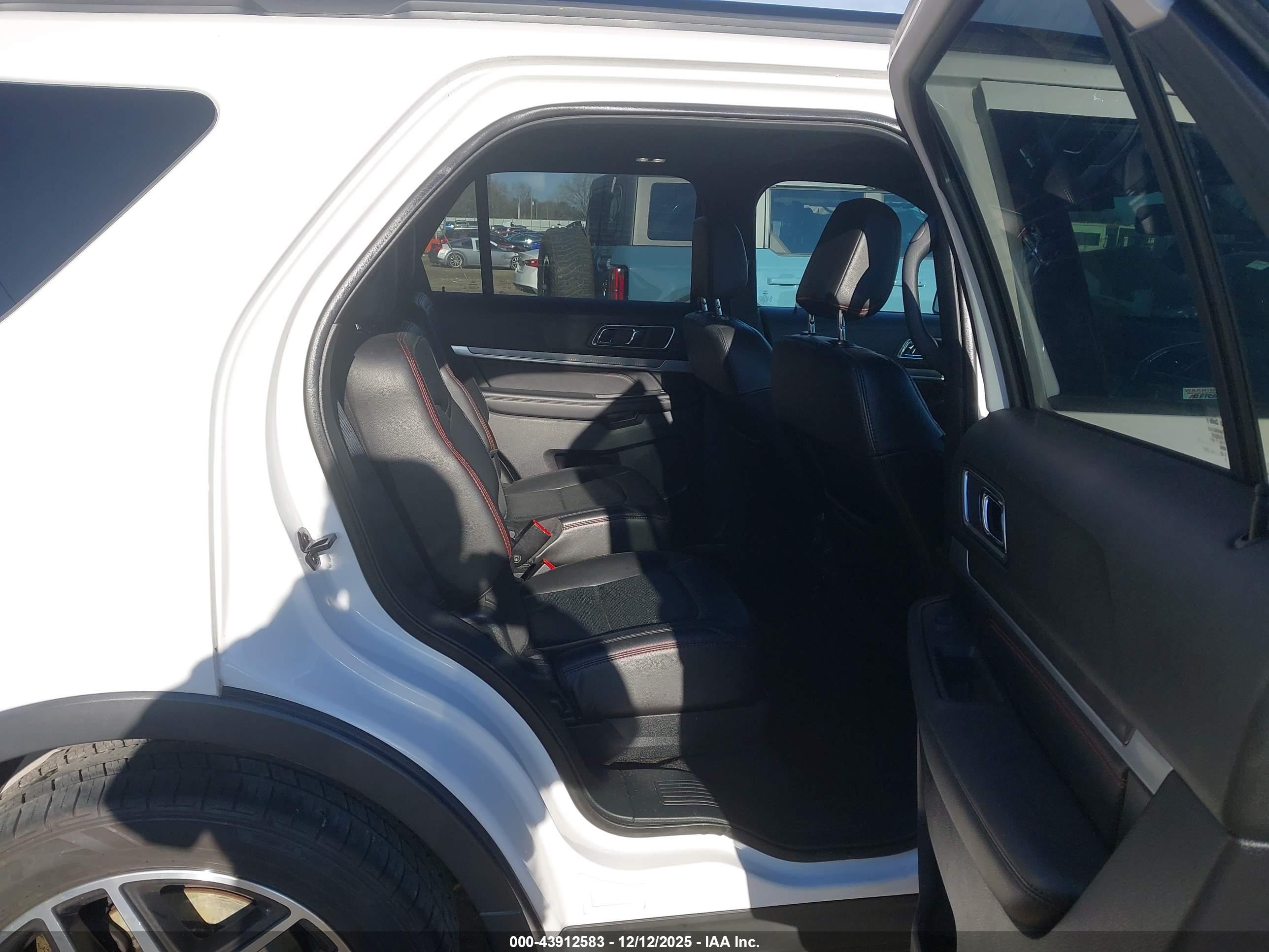 FORD EXPLORER image 8