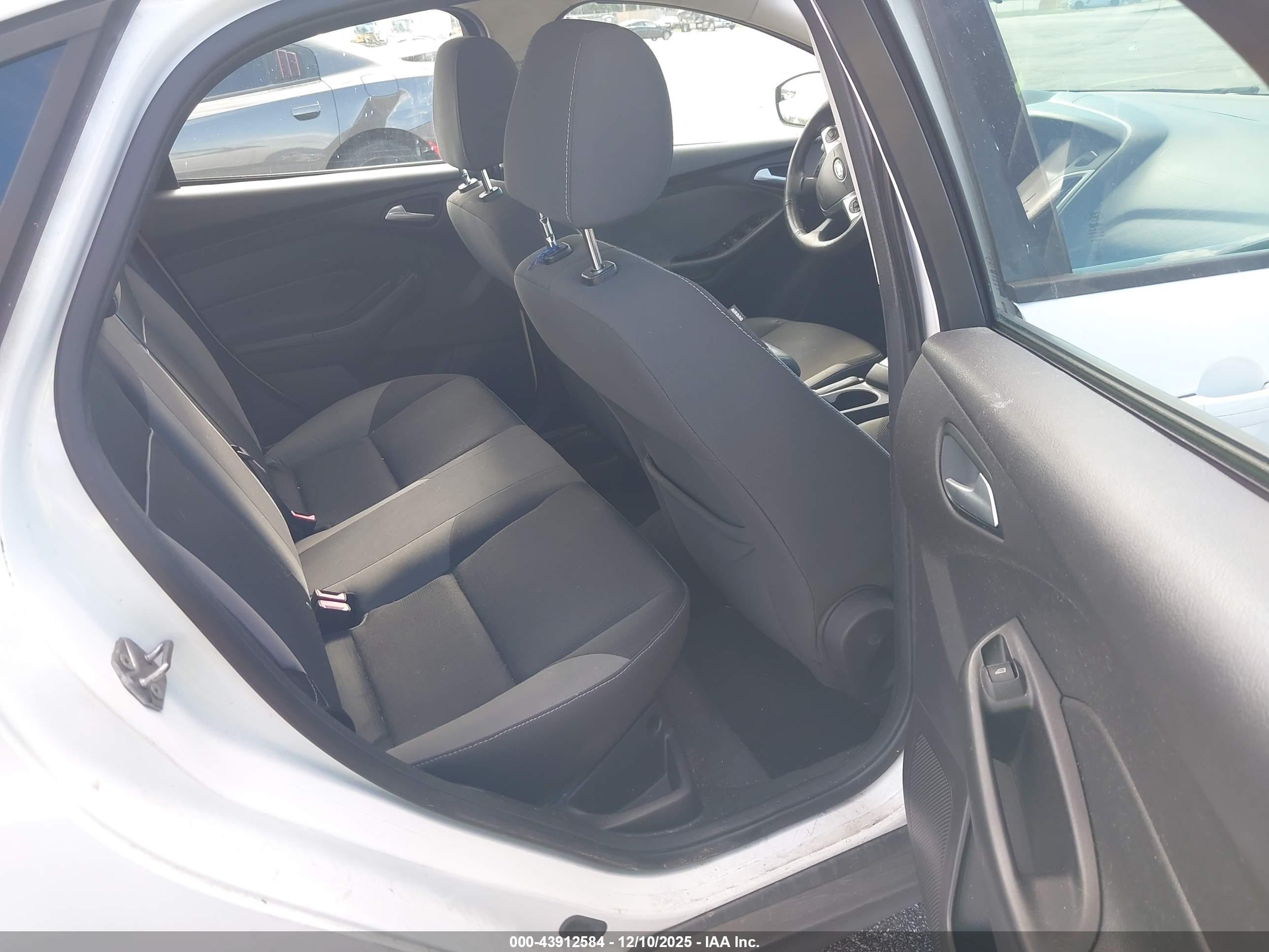 FORD FOCUS image 8