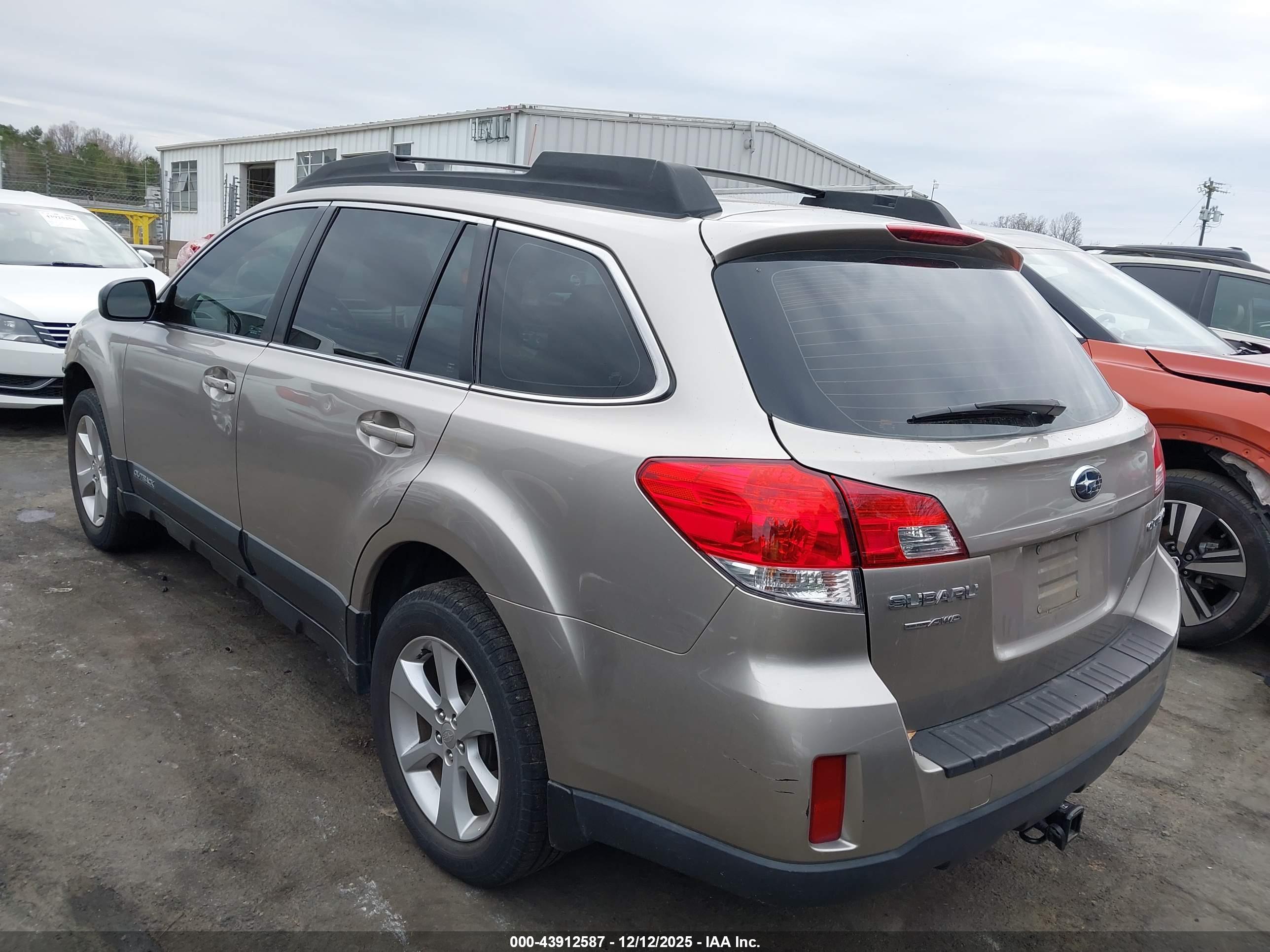 SUBARU OUTBACK image 3
