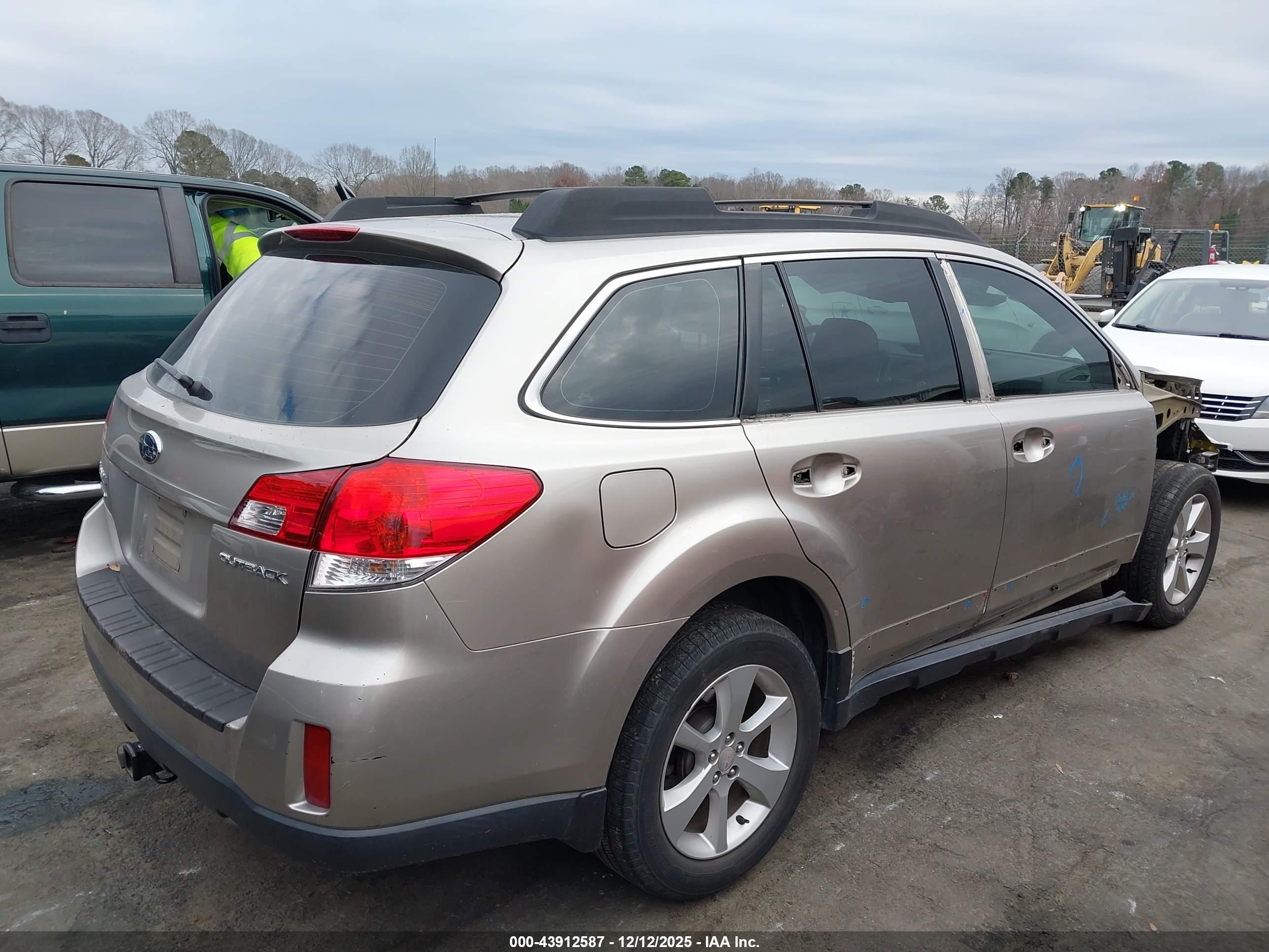 SUBARU OUTBACK image 4