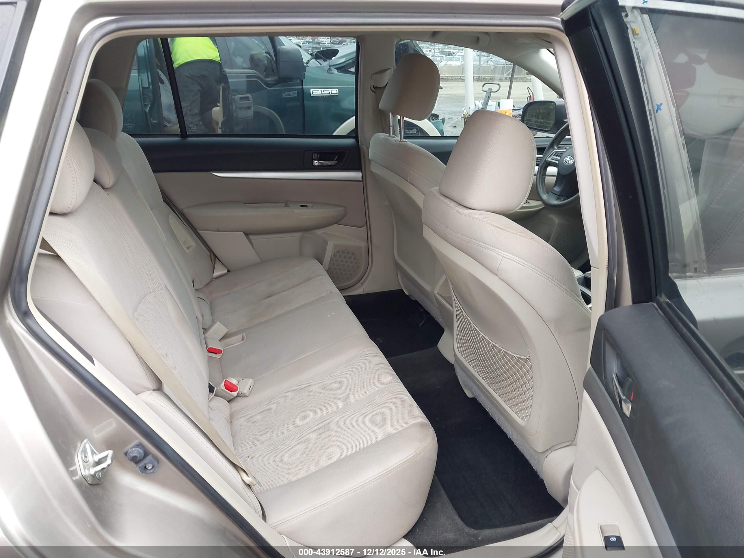 SUBARU OUTBACK image 8