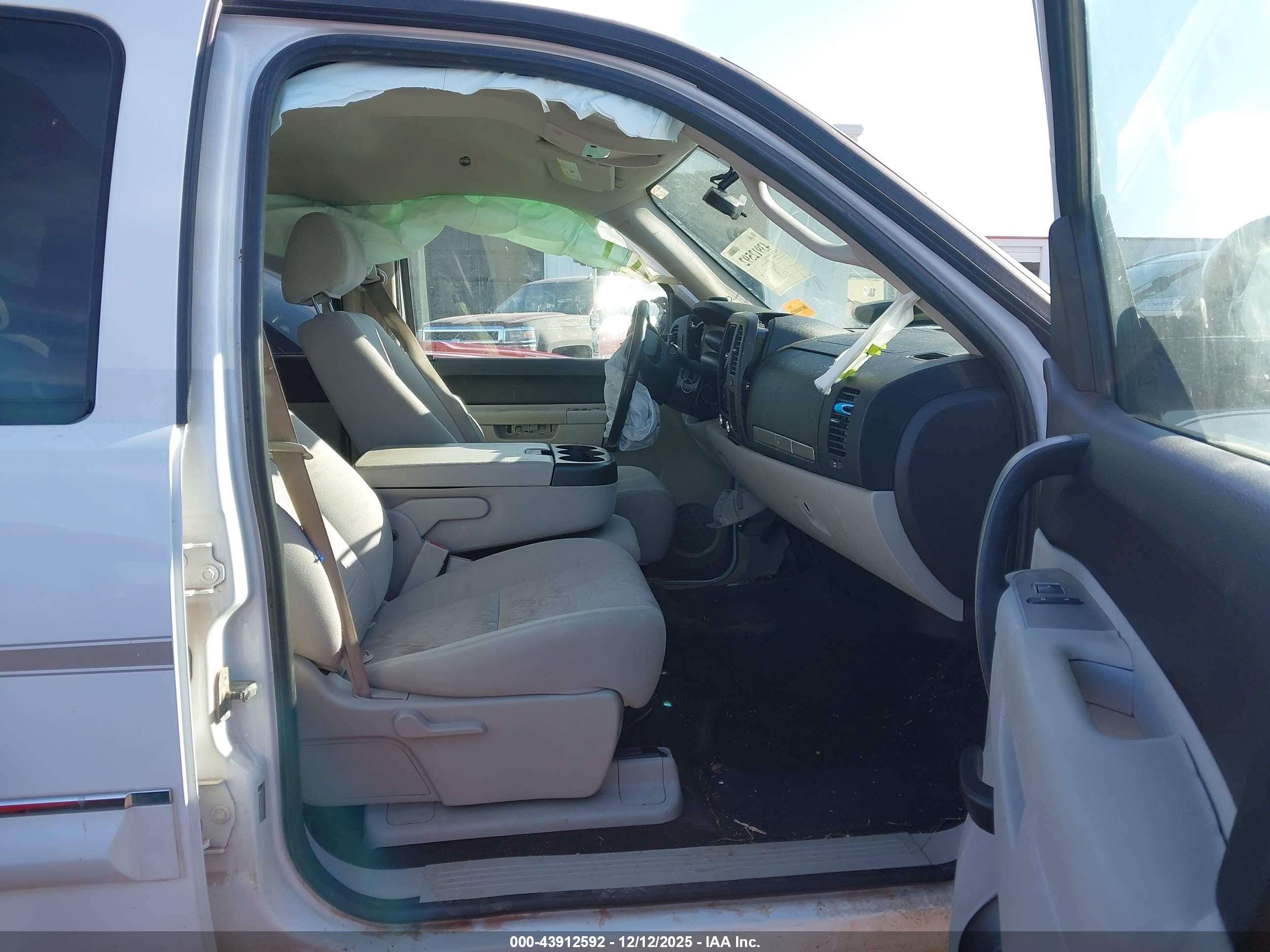 CHEVROLET SILVERADO image 5