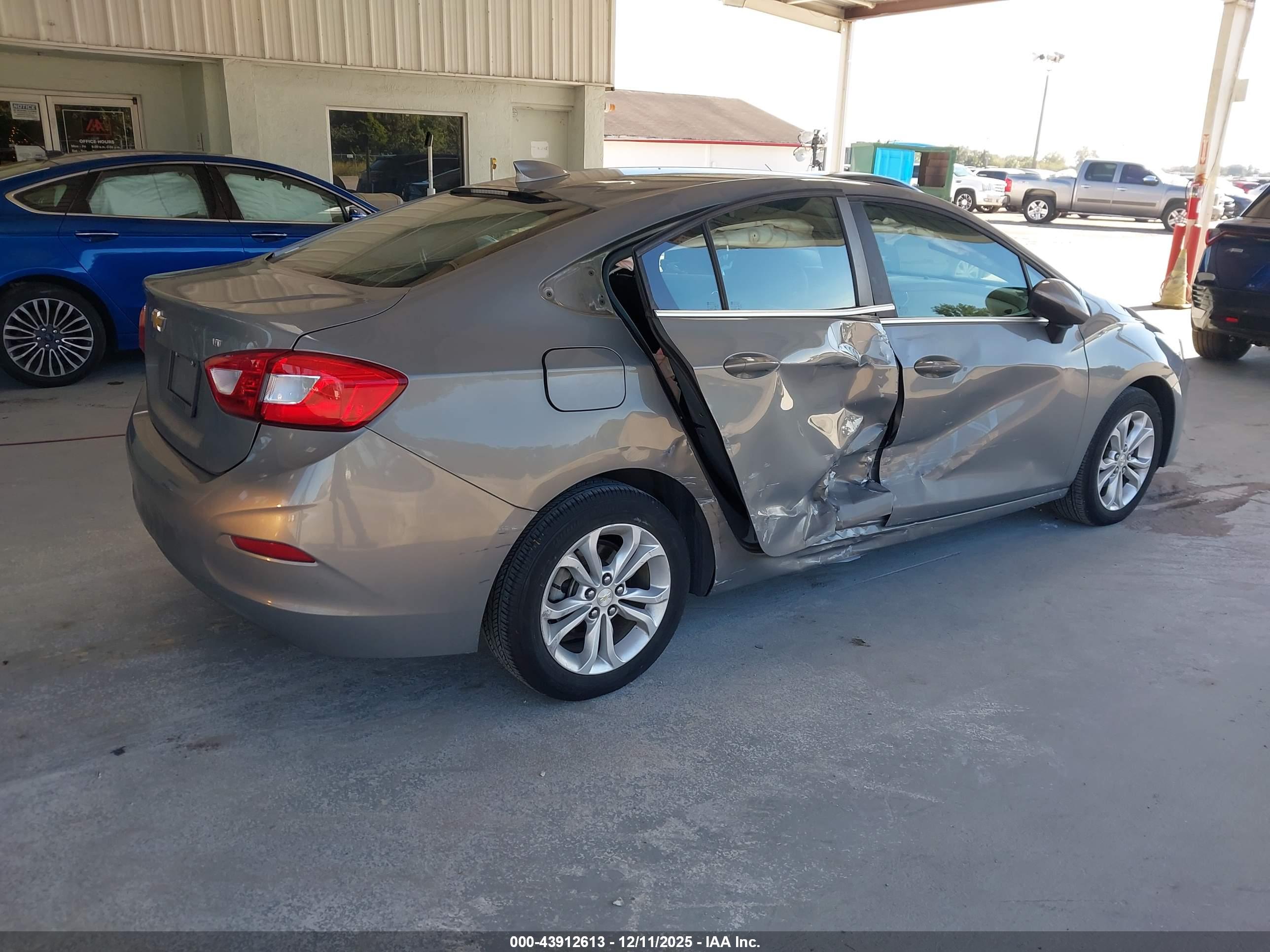 CHEVROLET CRUZE image 4