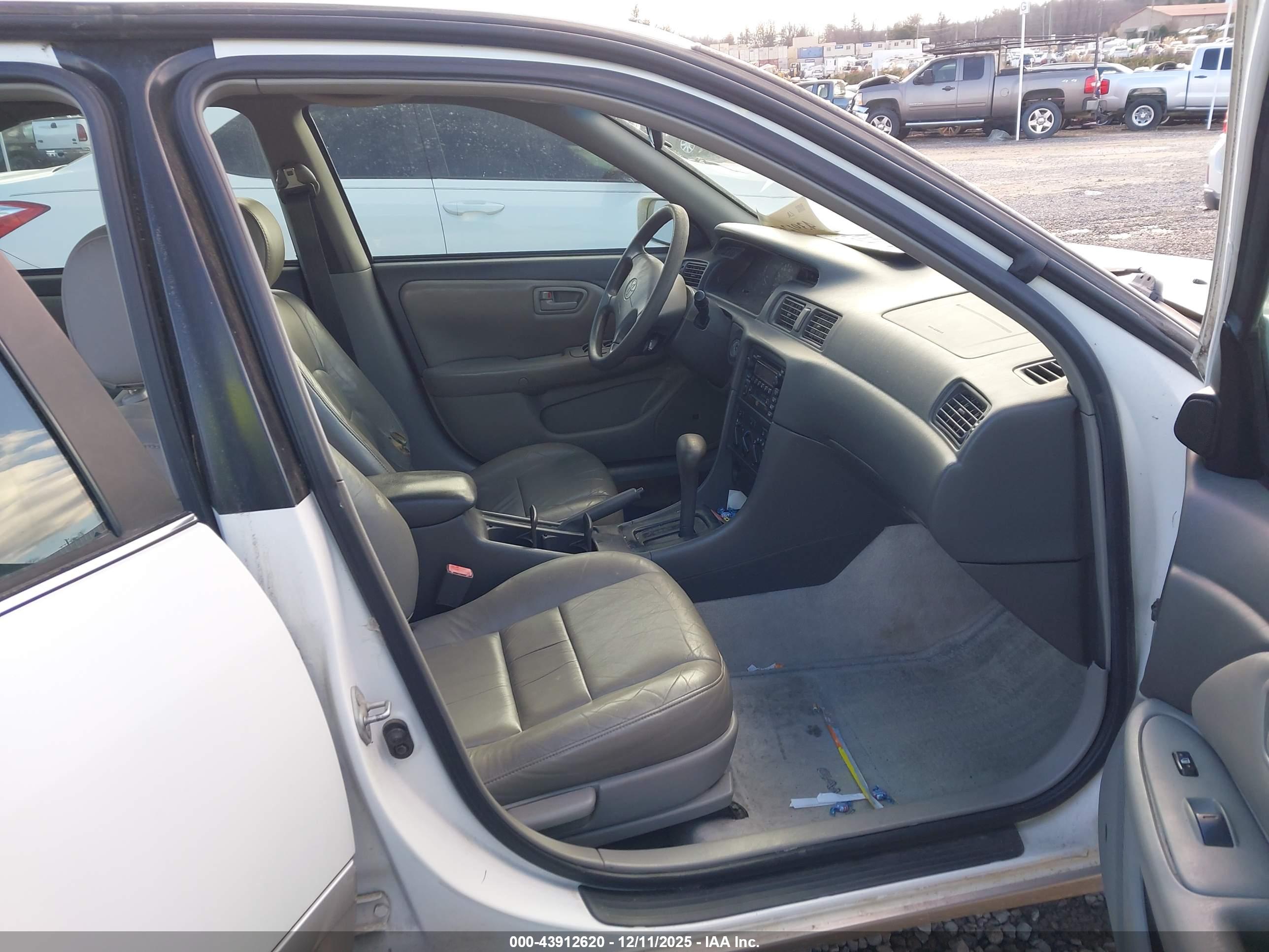 TOYOTA CAMRY image 5