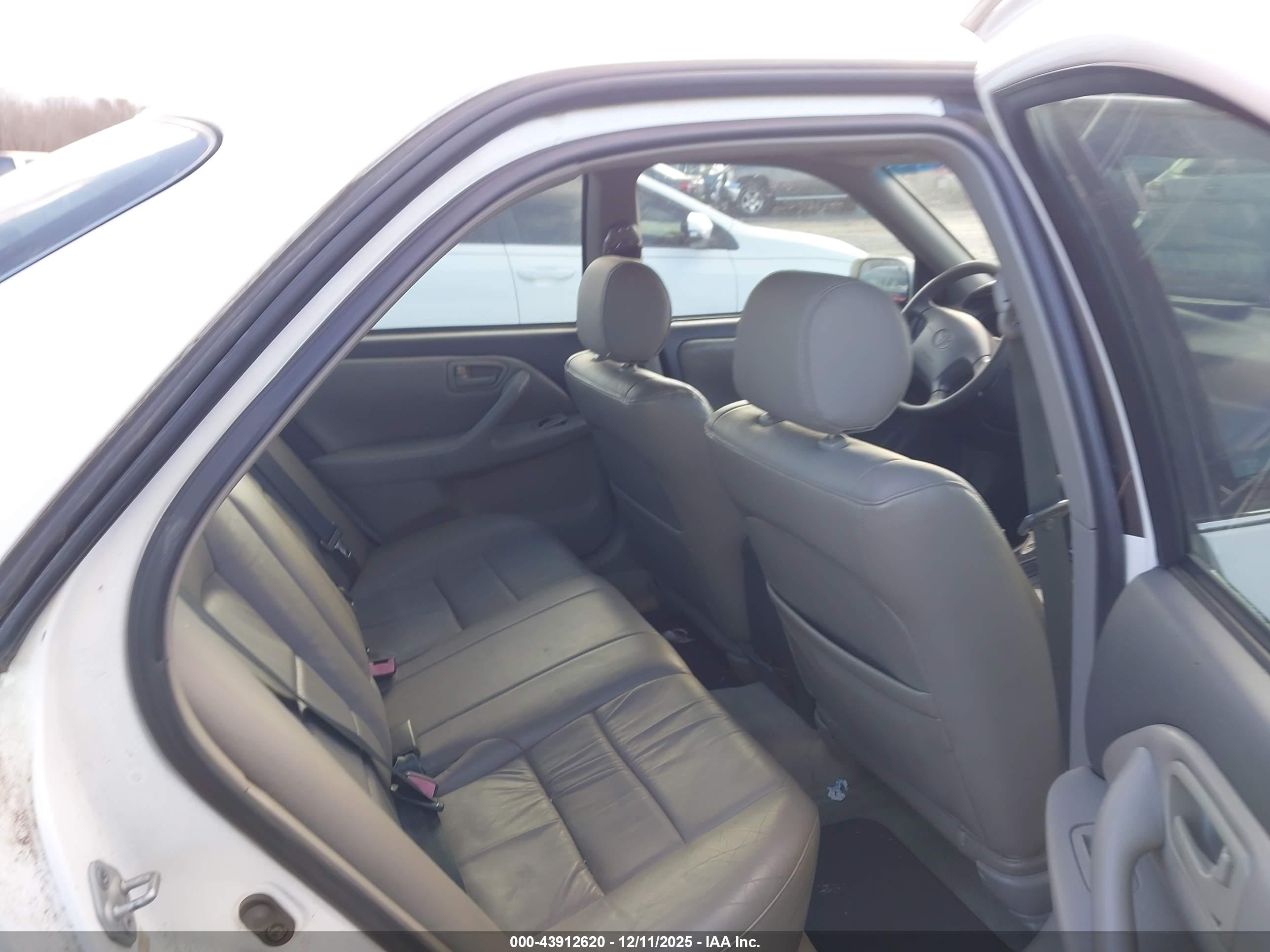 TOYOTA CAMRY image 8