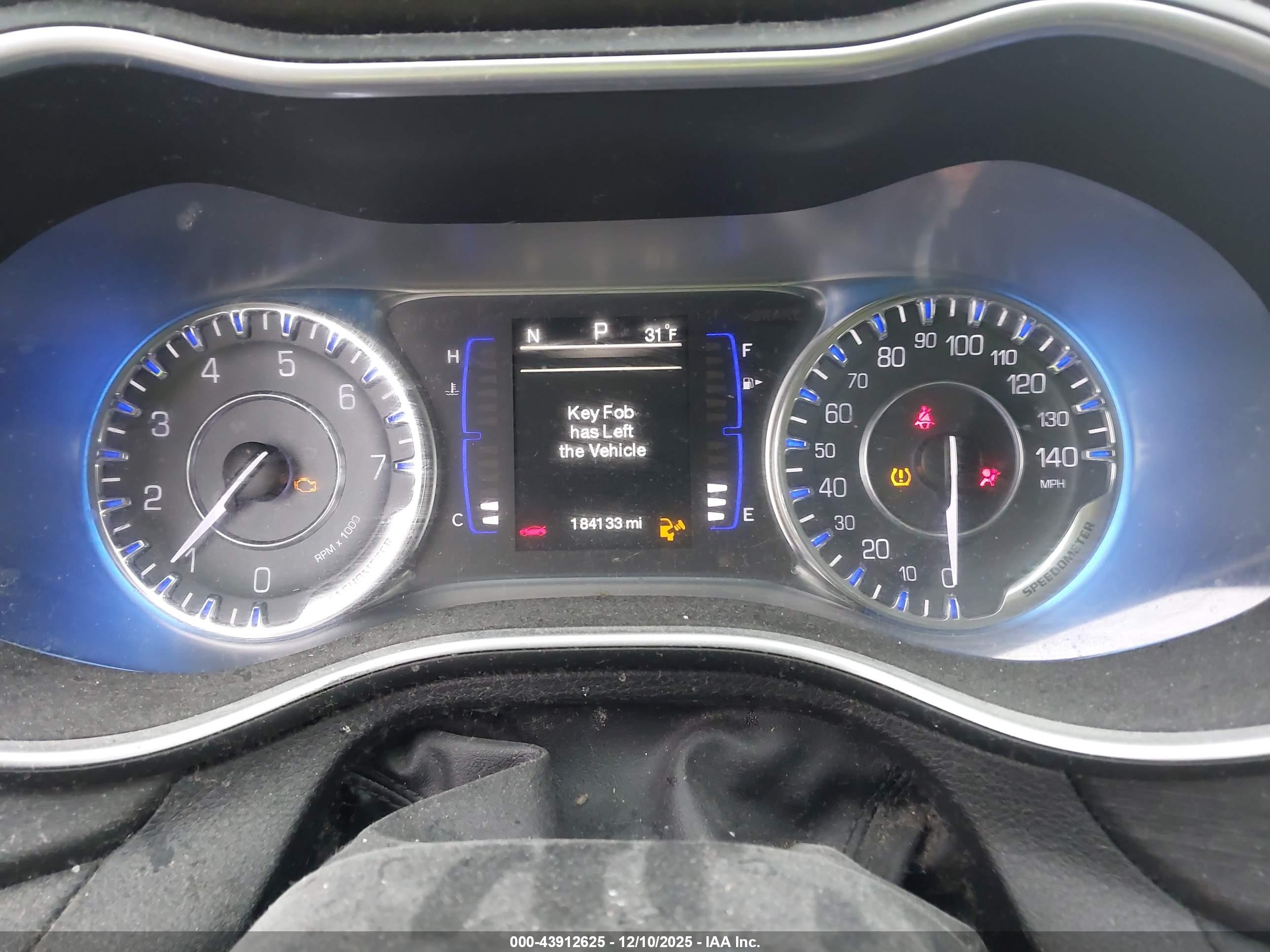 CHRYSLER 200 image 7