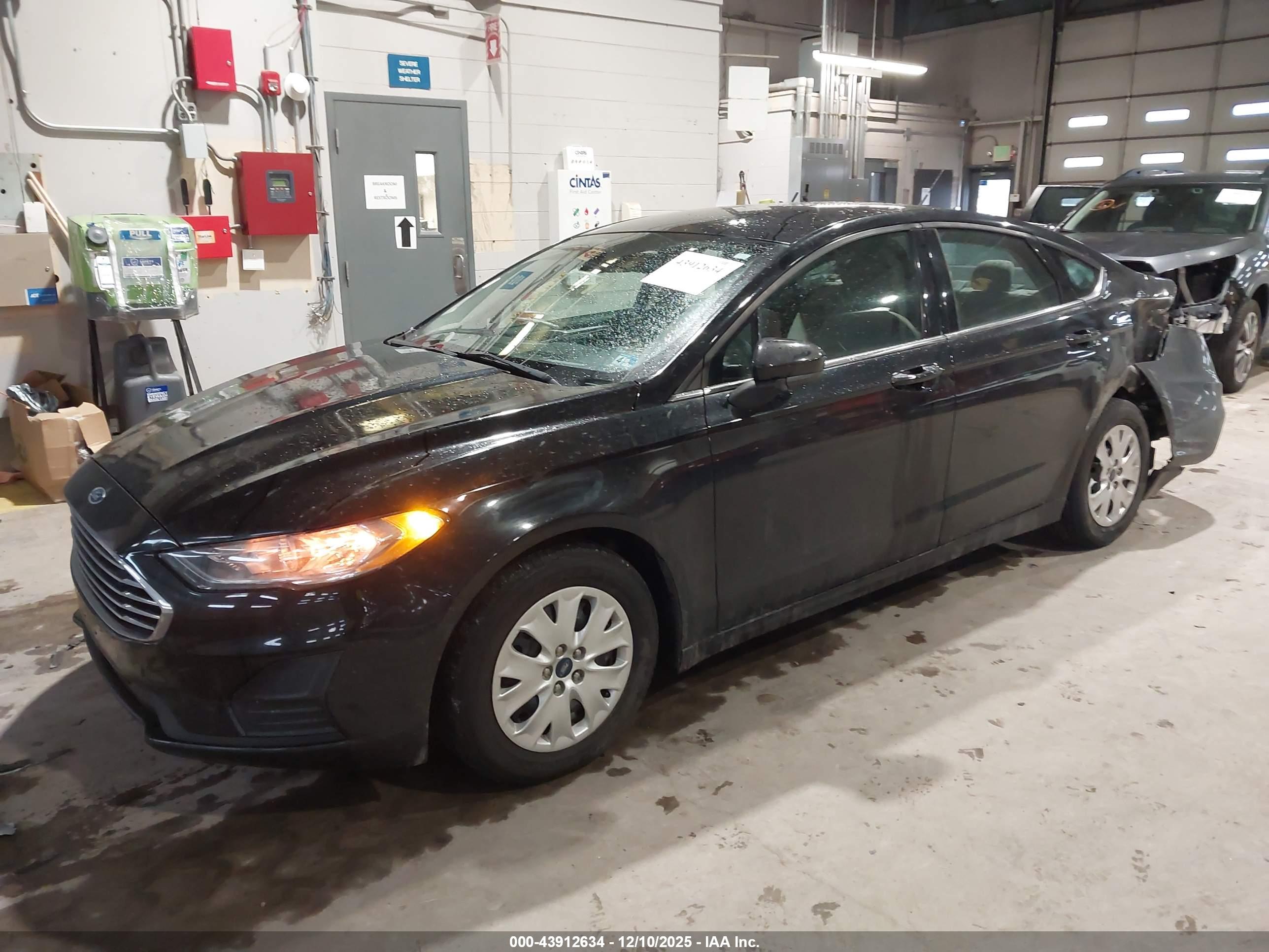 FORD FUSION image 2