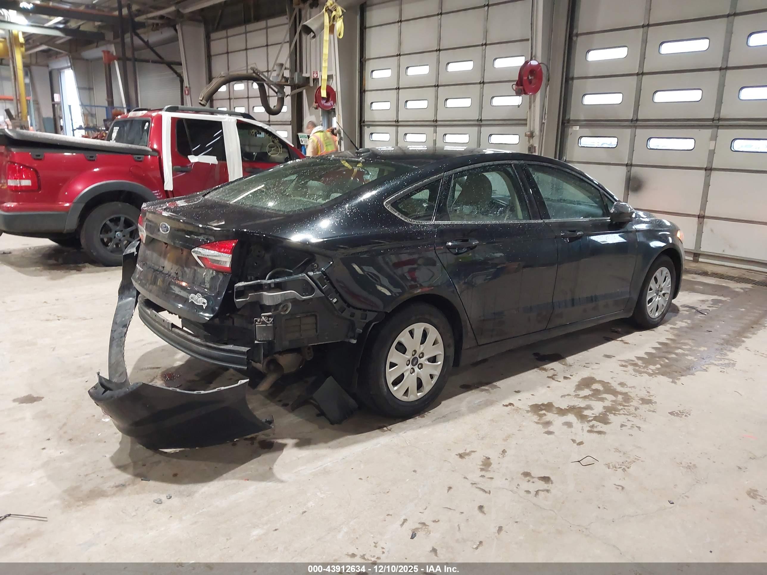 FORD FUSION image 4
