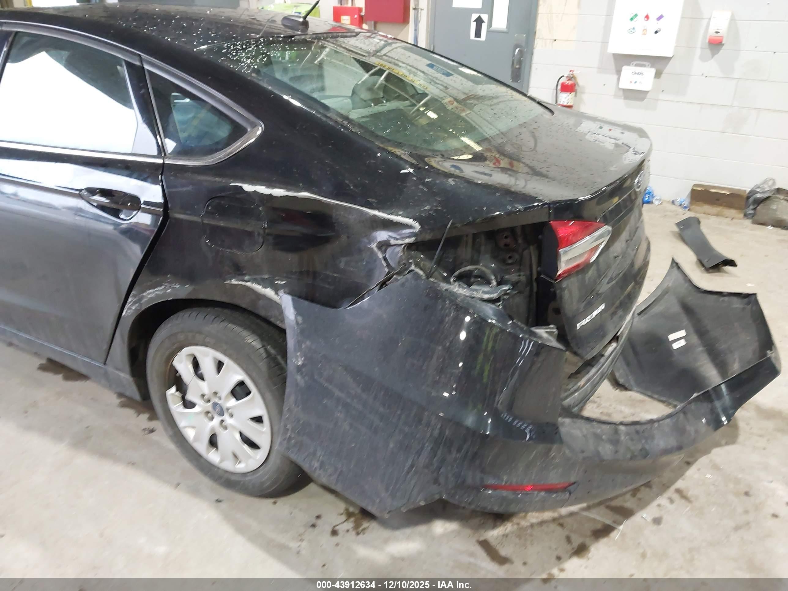 FORD FUSION image 6