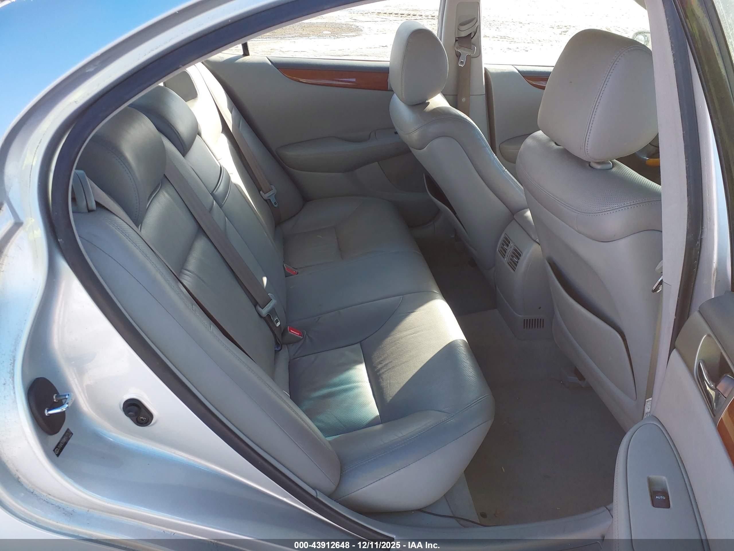 LEXUS ES image 8