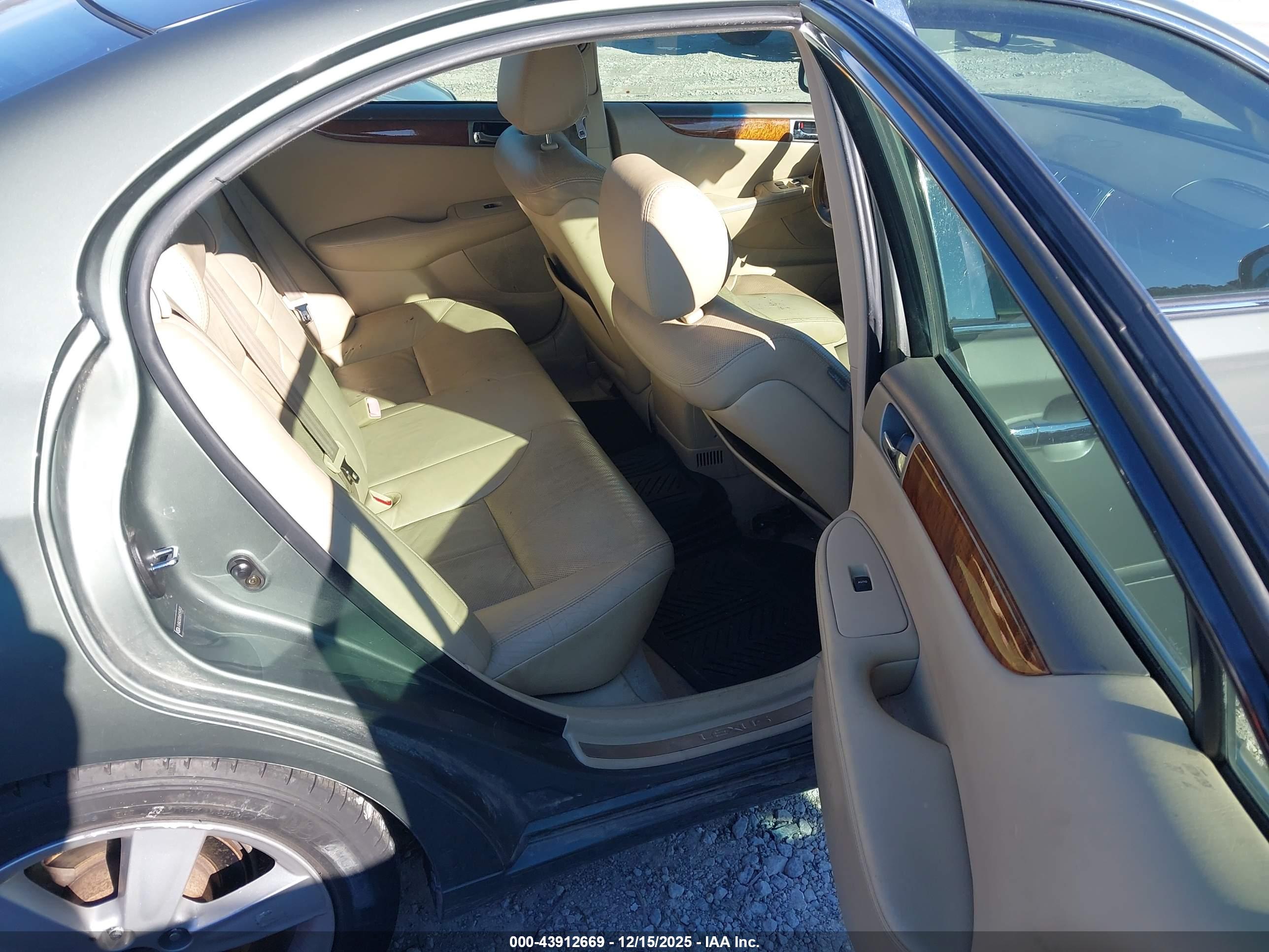 LEXUS ES image 8