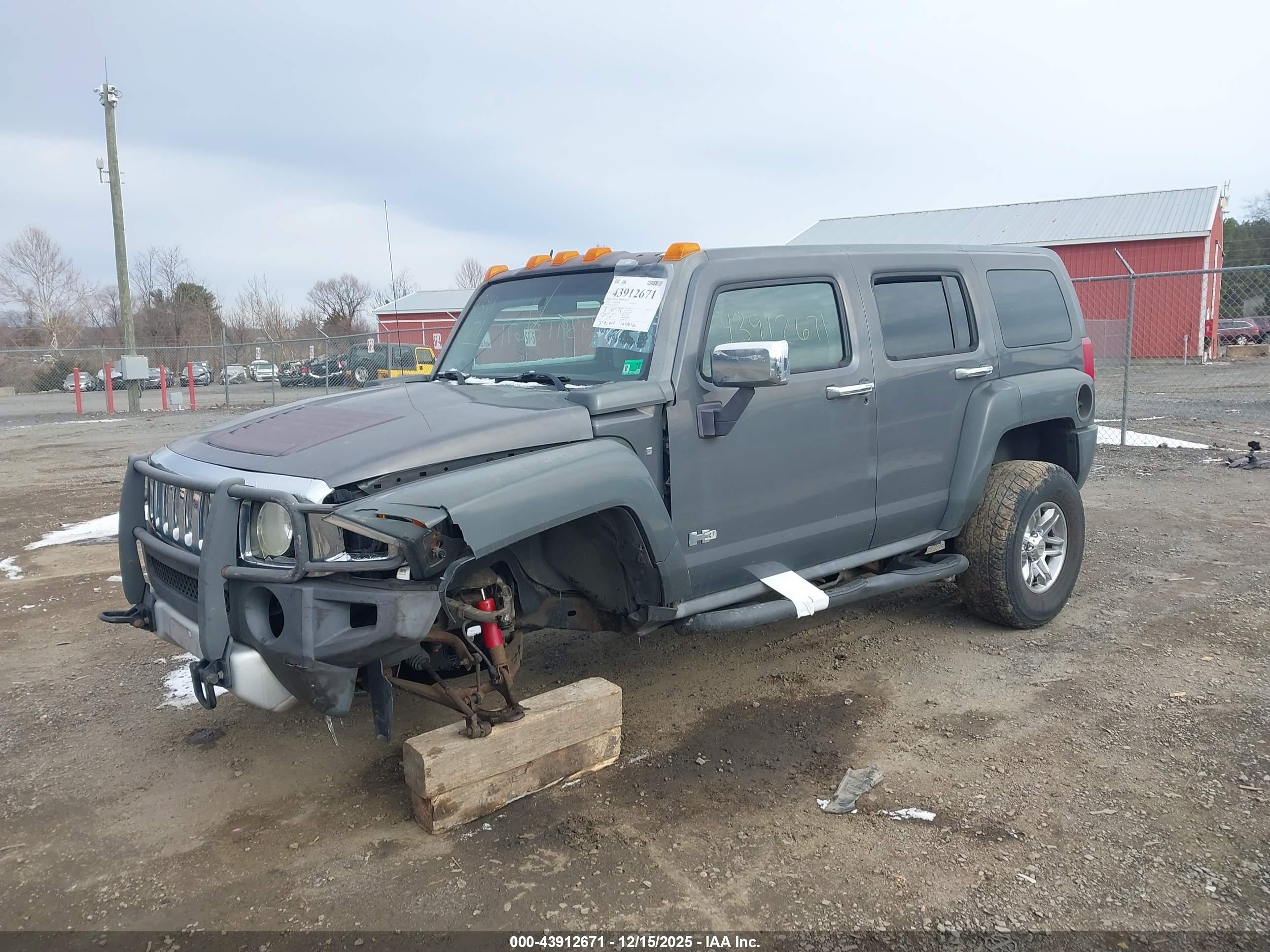HUMMER H3 image 2