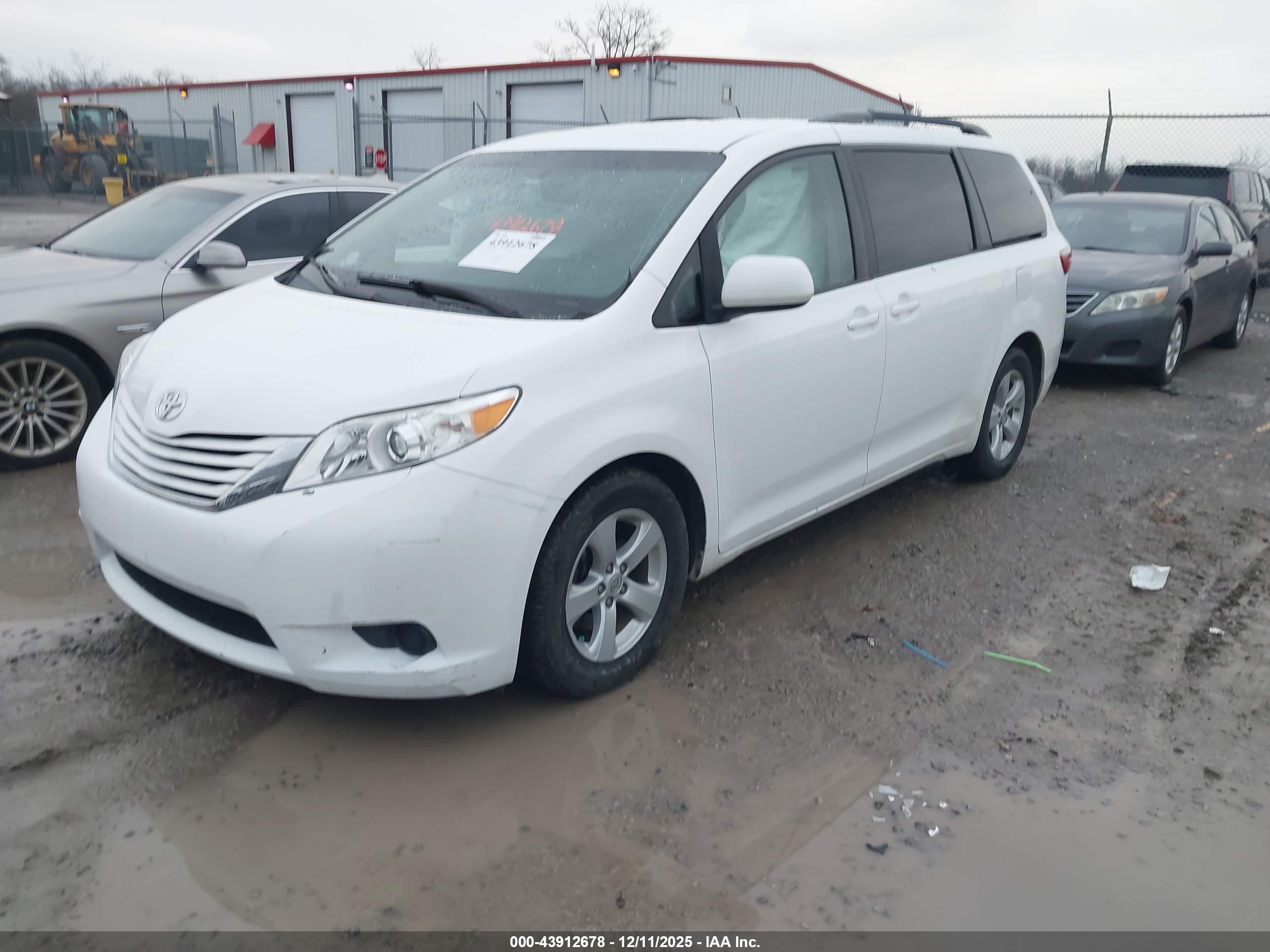 TOYOTA SIENNA image 2