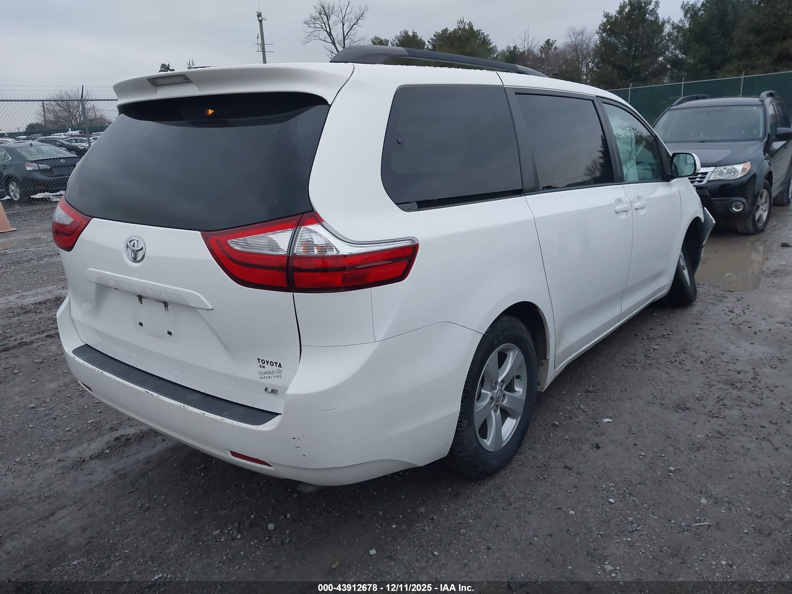 TOYOTA SIENNA image 4
