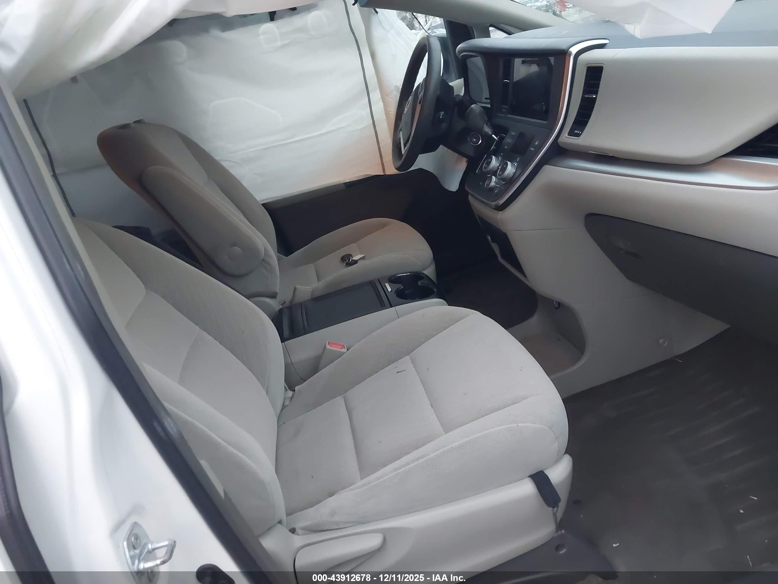 TOYOTA SIENNA image 5