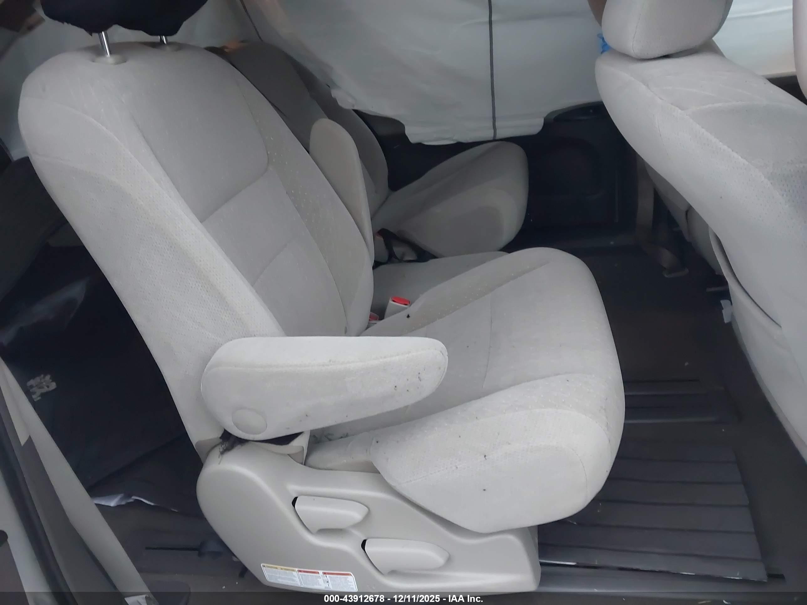 TOYOTA SIENNA image 8