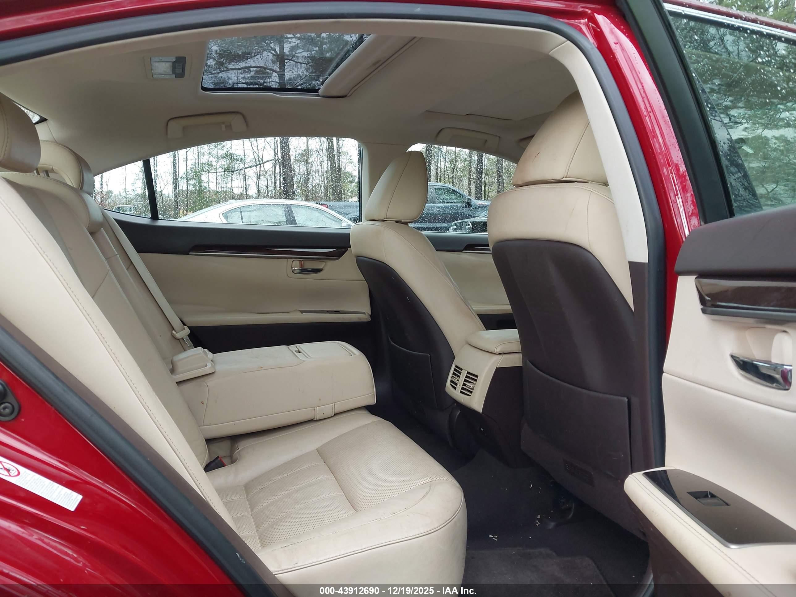LEXUS ES image 8