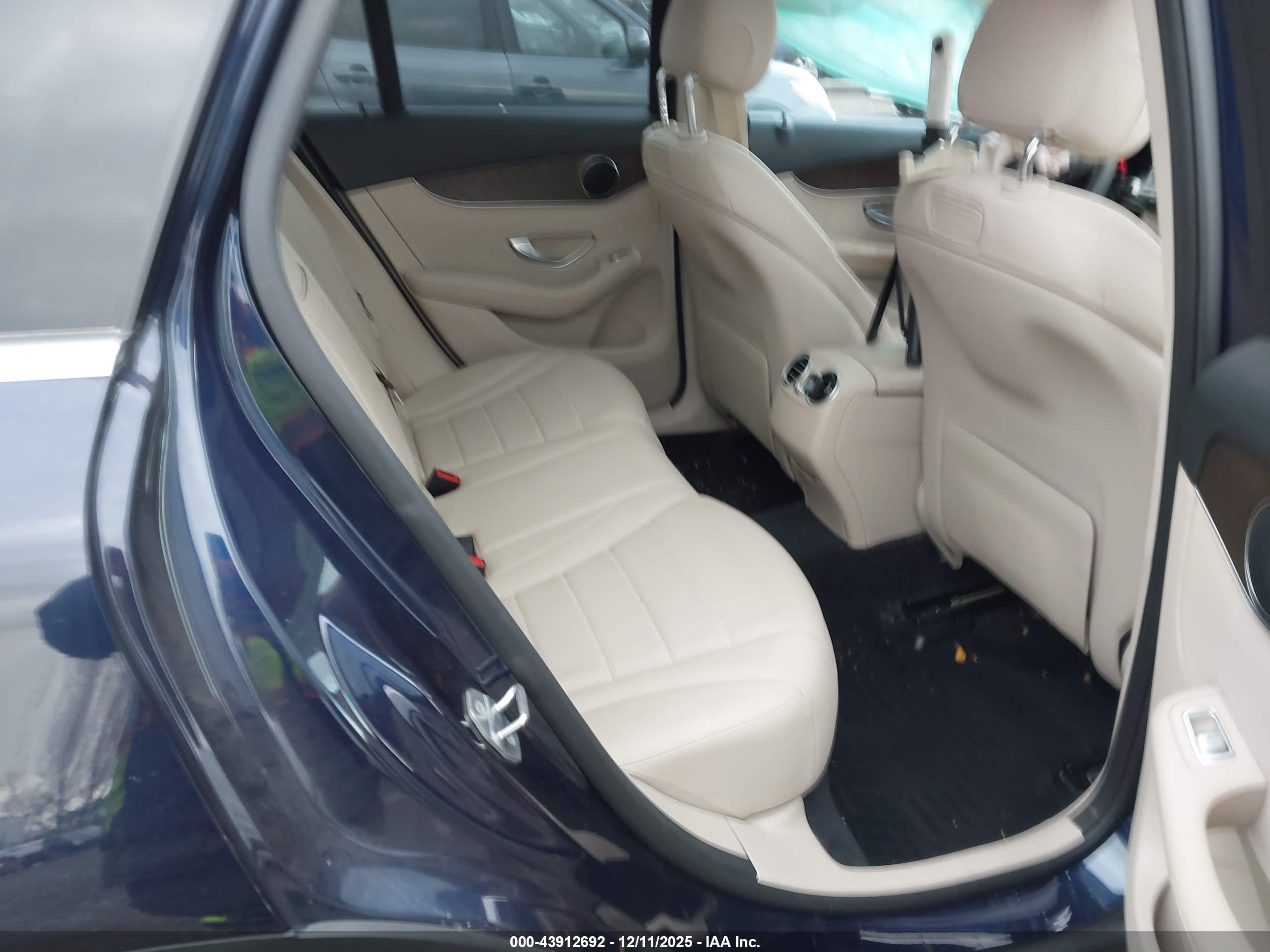 MERCEDES-BENZ GLC image 8
