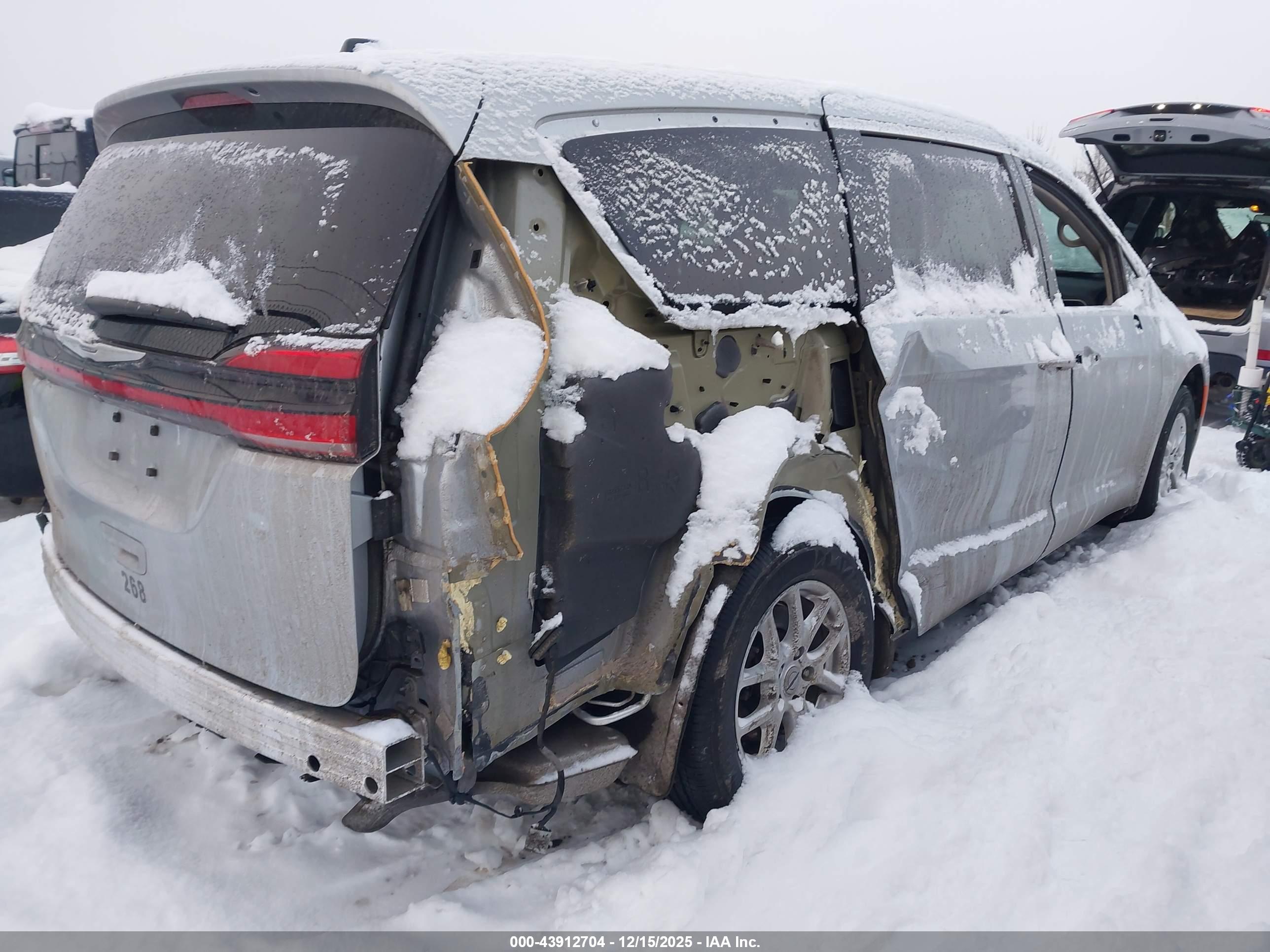 CHRYSLER PACIFICA image 4