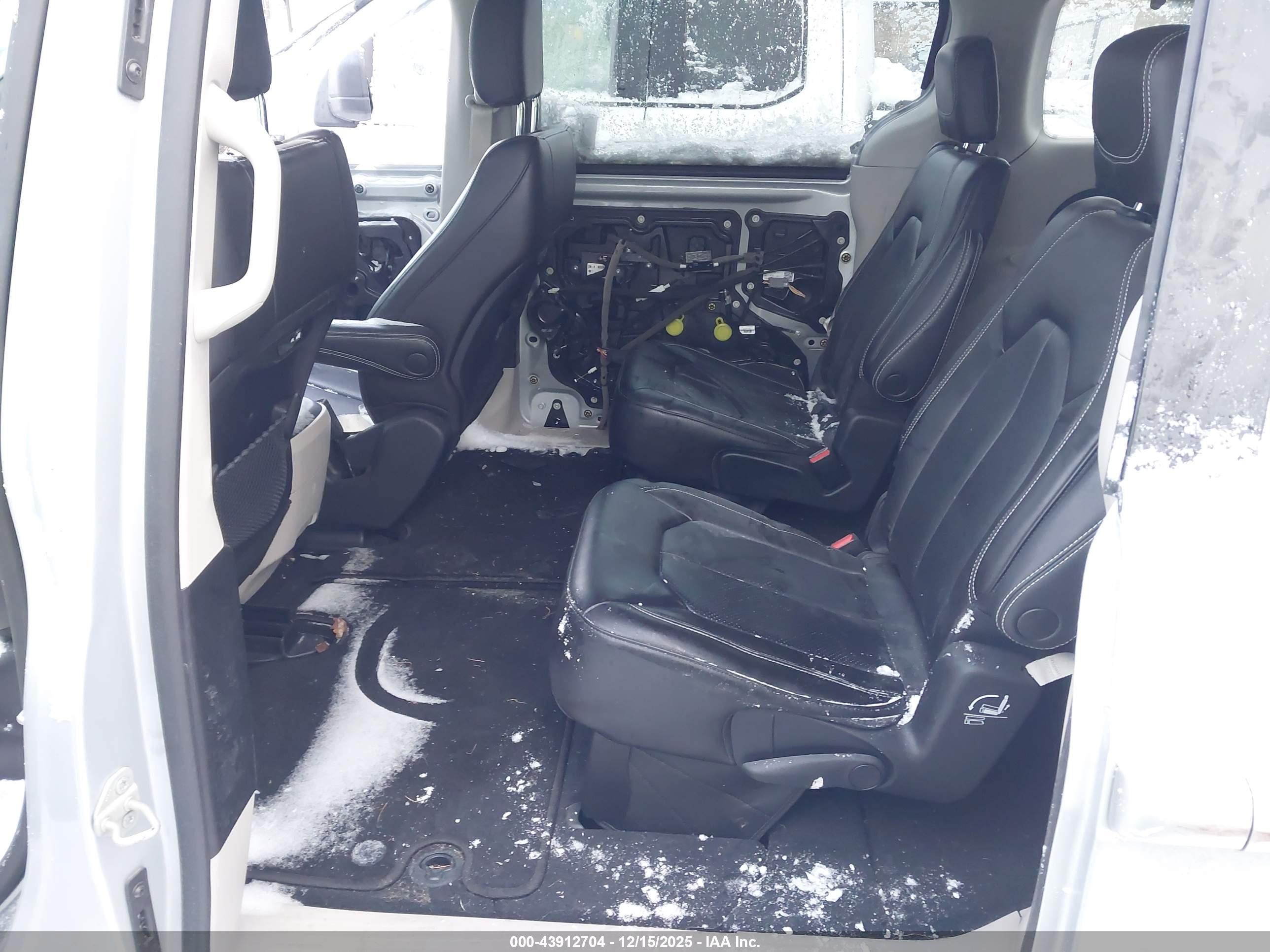 CHRYSLER PACIFICA image 8
