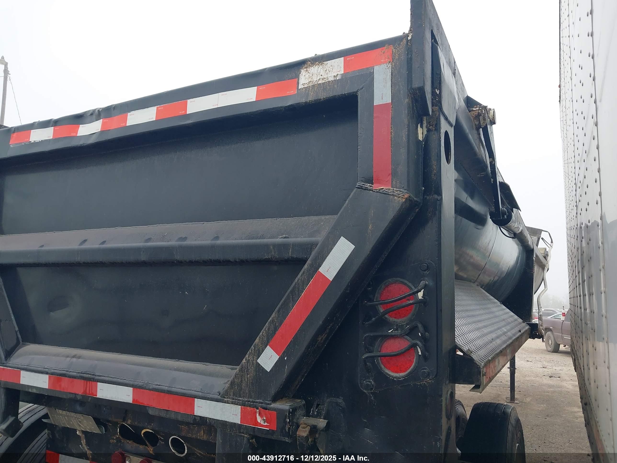 CONSTRUCTION TRAILER image 4