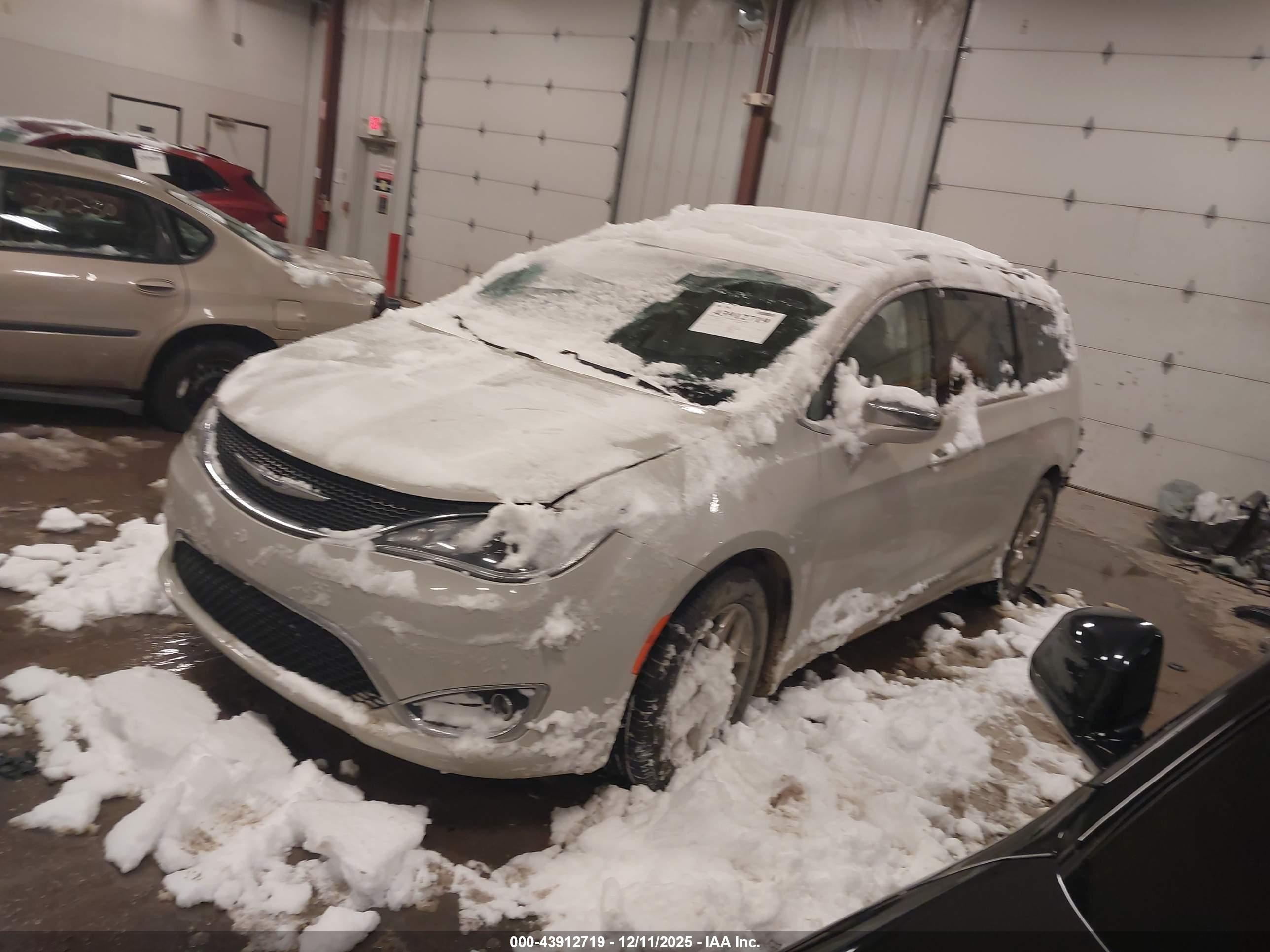 CHRYSLER PACIFICA image 2