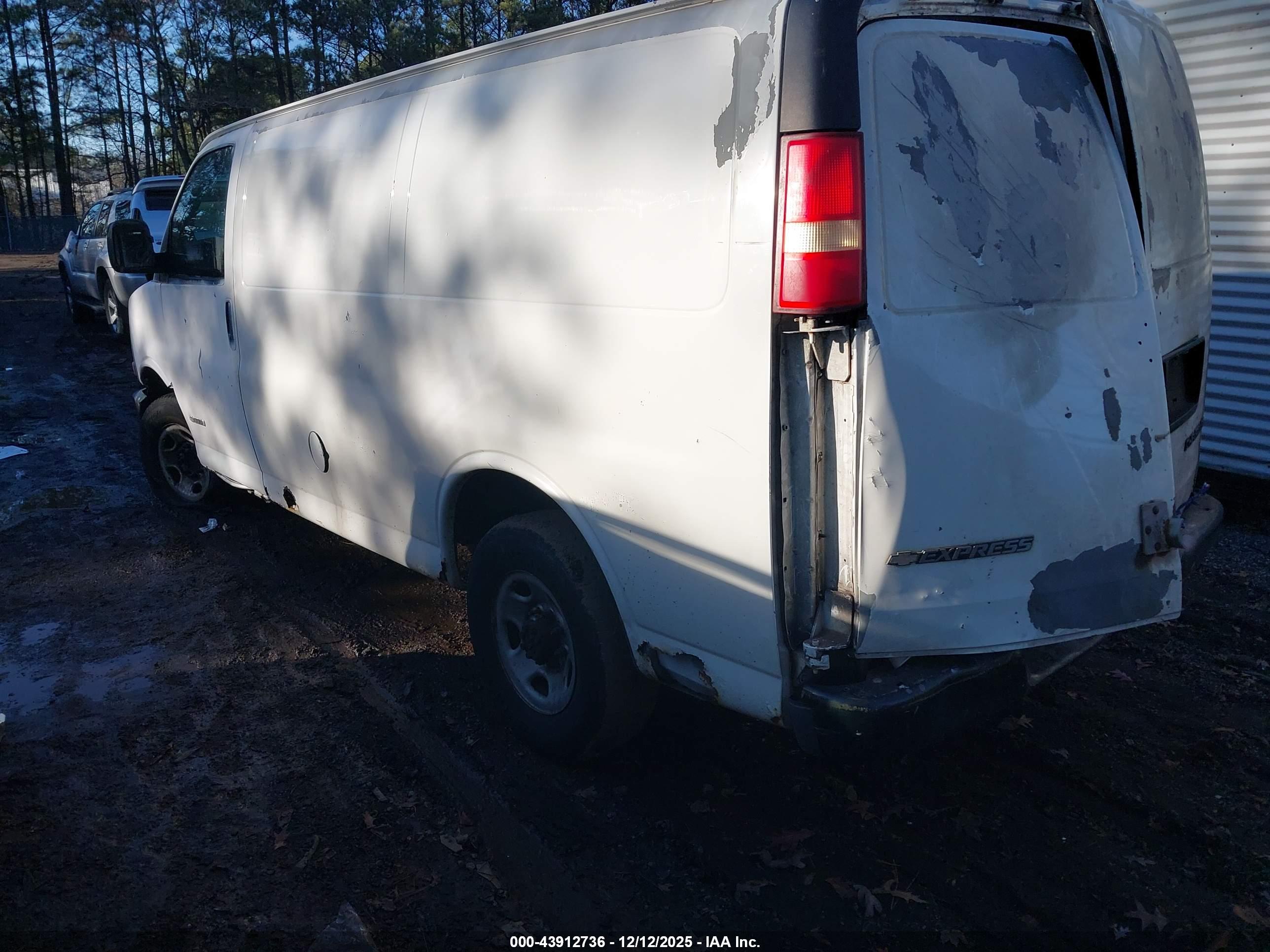 CHEVROLET EXPRESS image 3