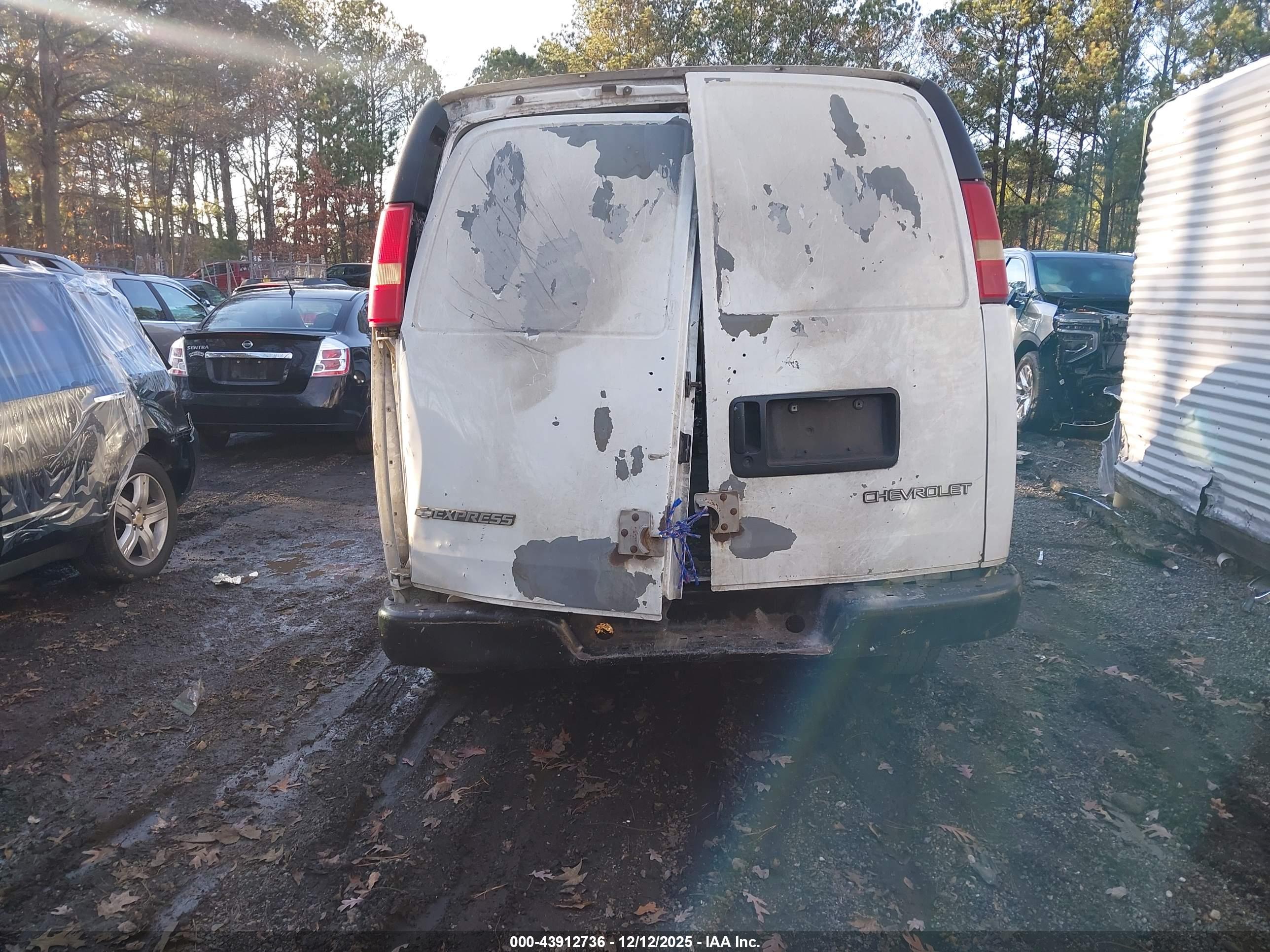 CHEVROLET EXPRESS image 6