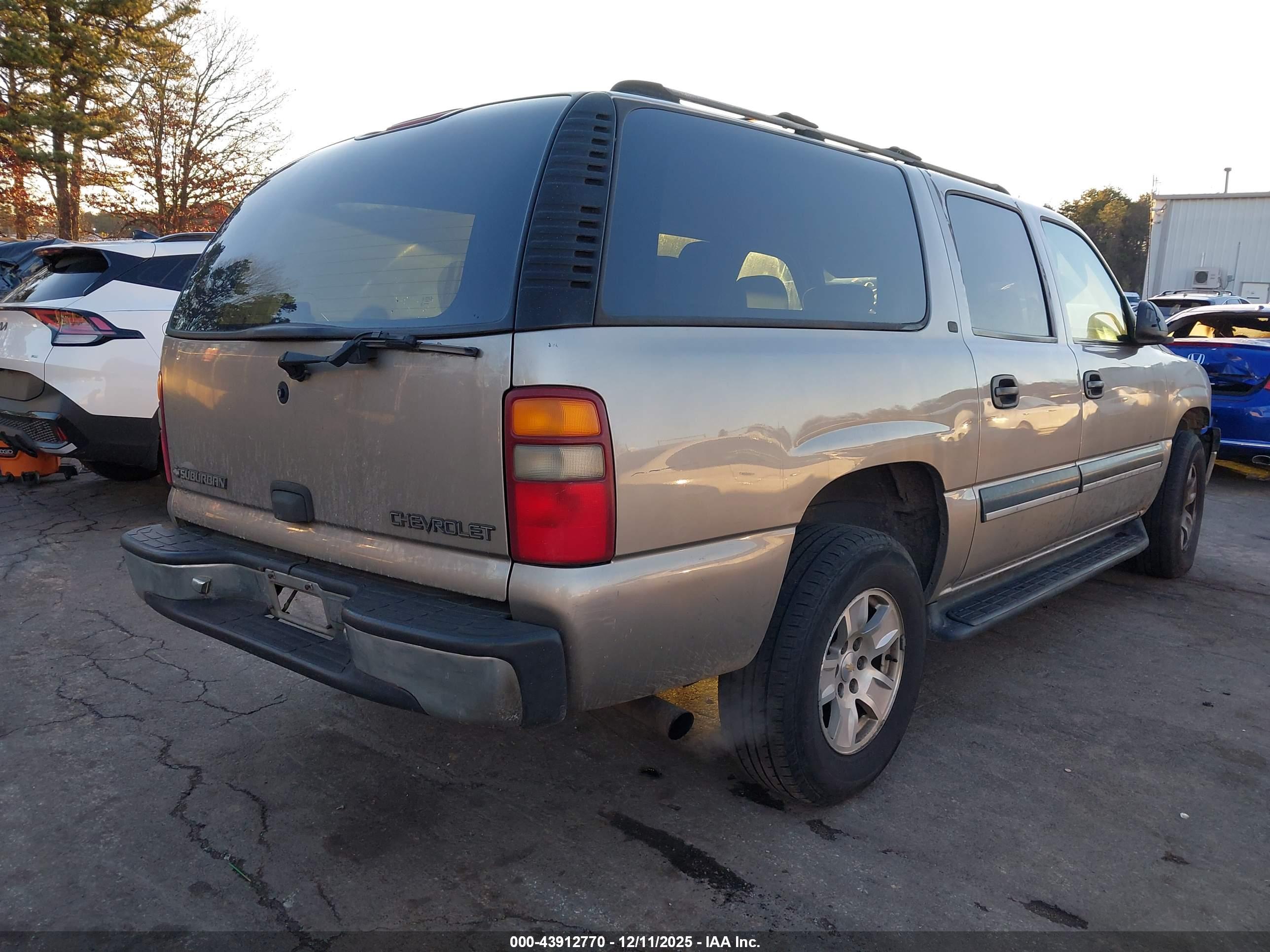 CHEVROLET SUBURBAN image 4