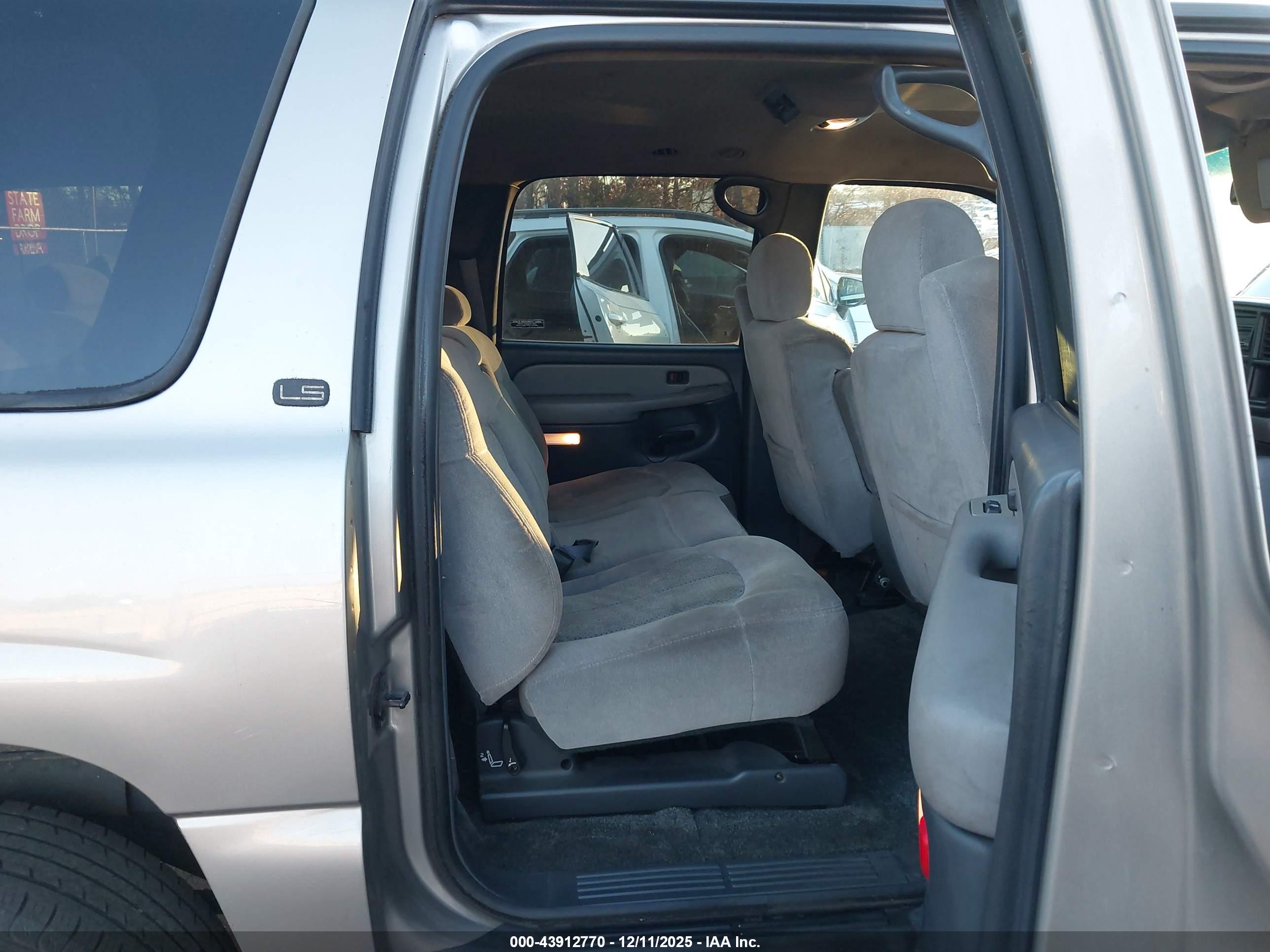 CHEVROLET SUBURBAN image 8