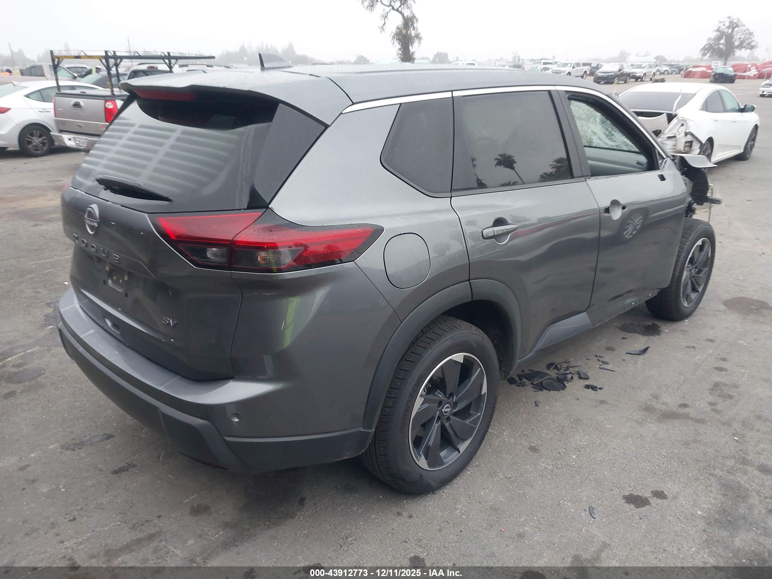 NISSAN ROGUE image 4