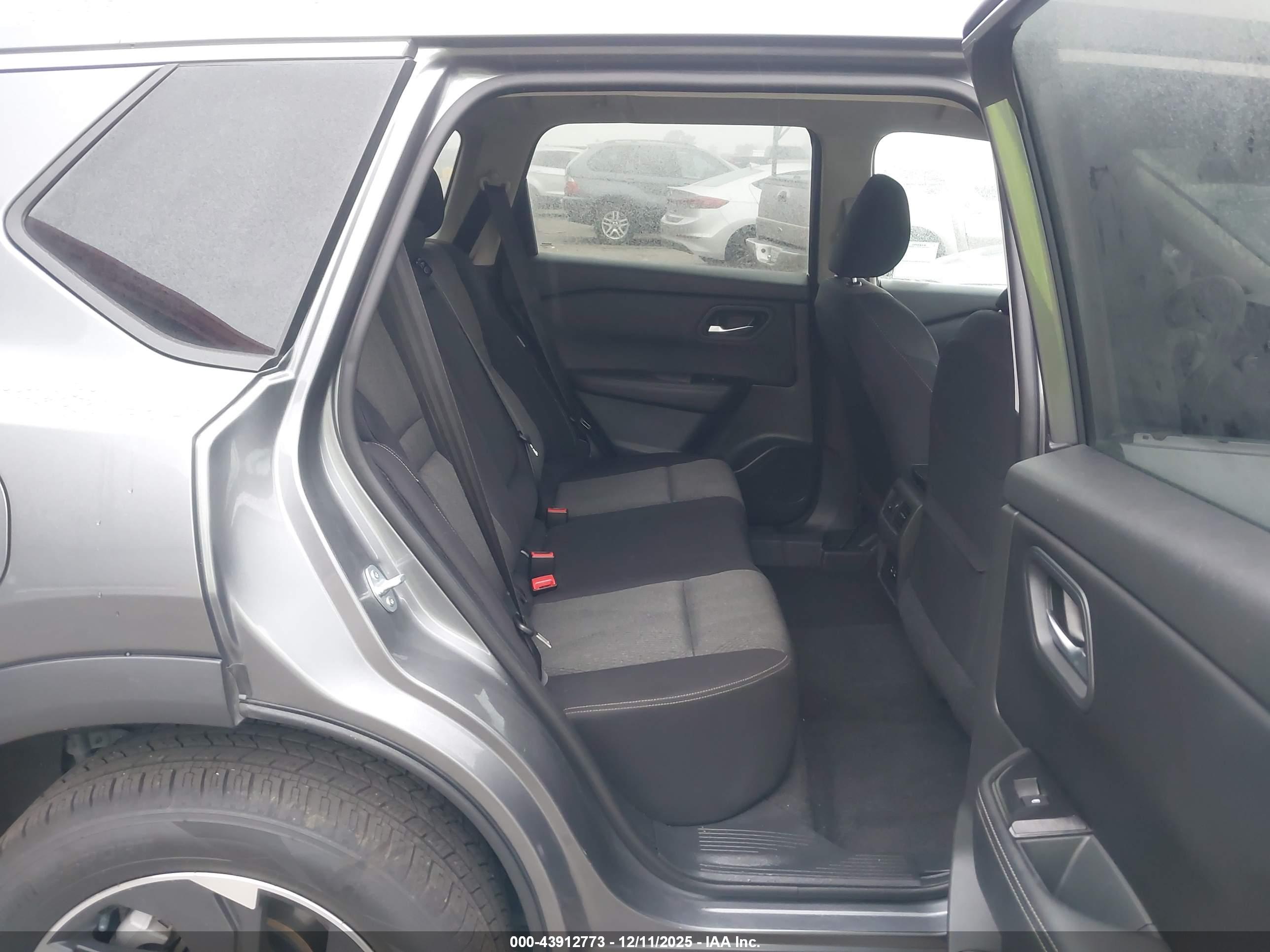 NISSAN ROGUE image 8