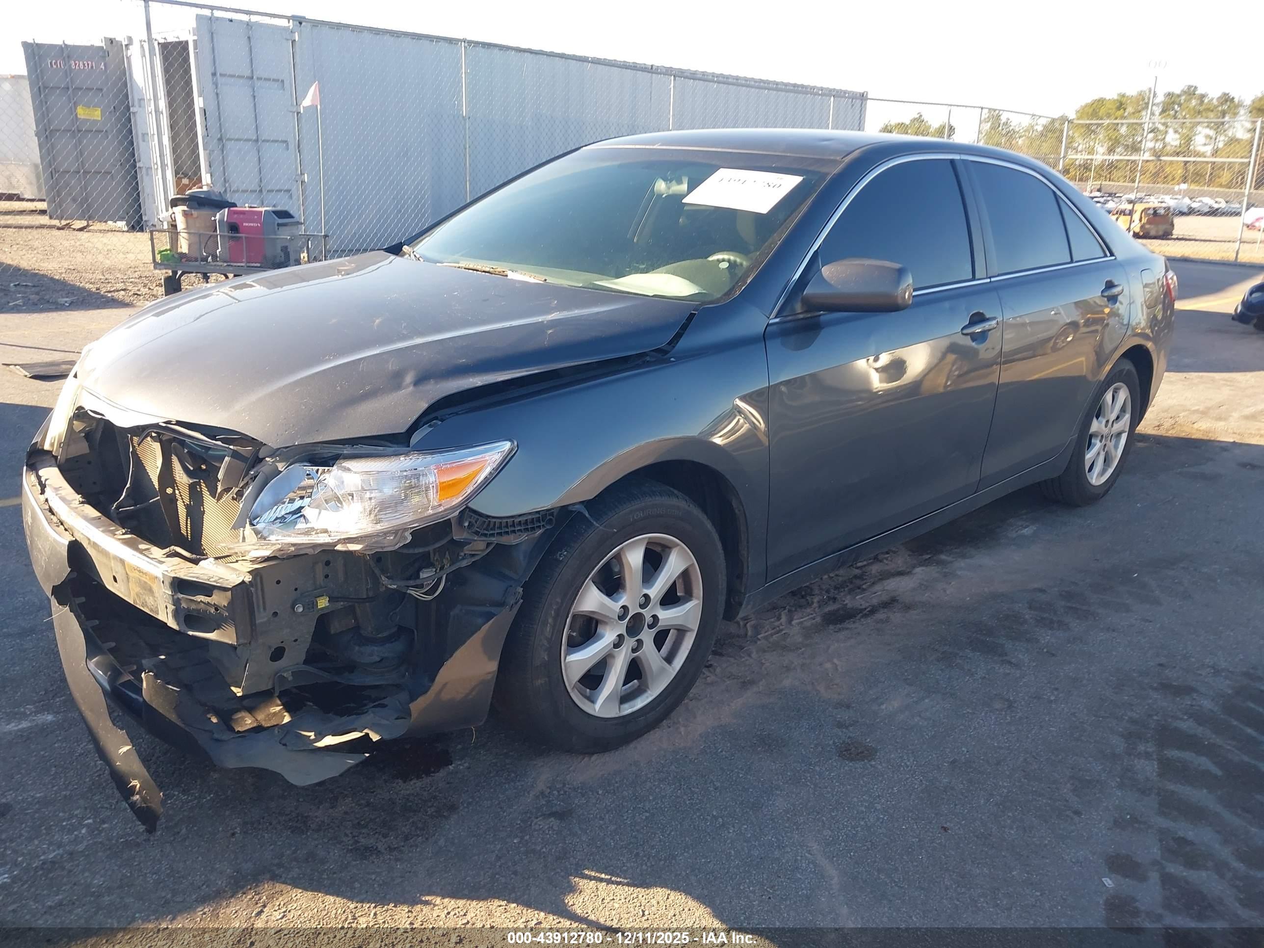 TOYOTA CAMRY image 2