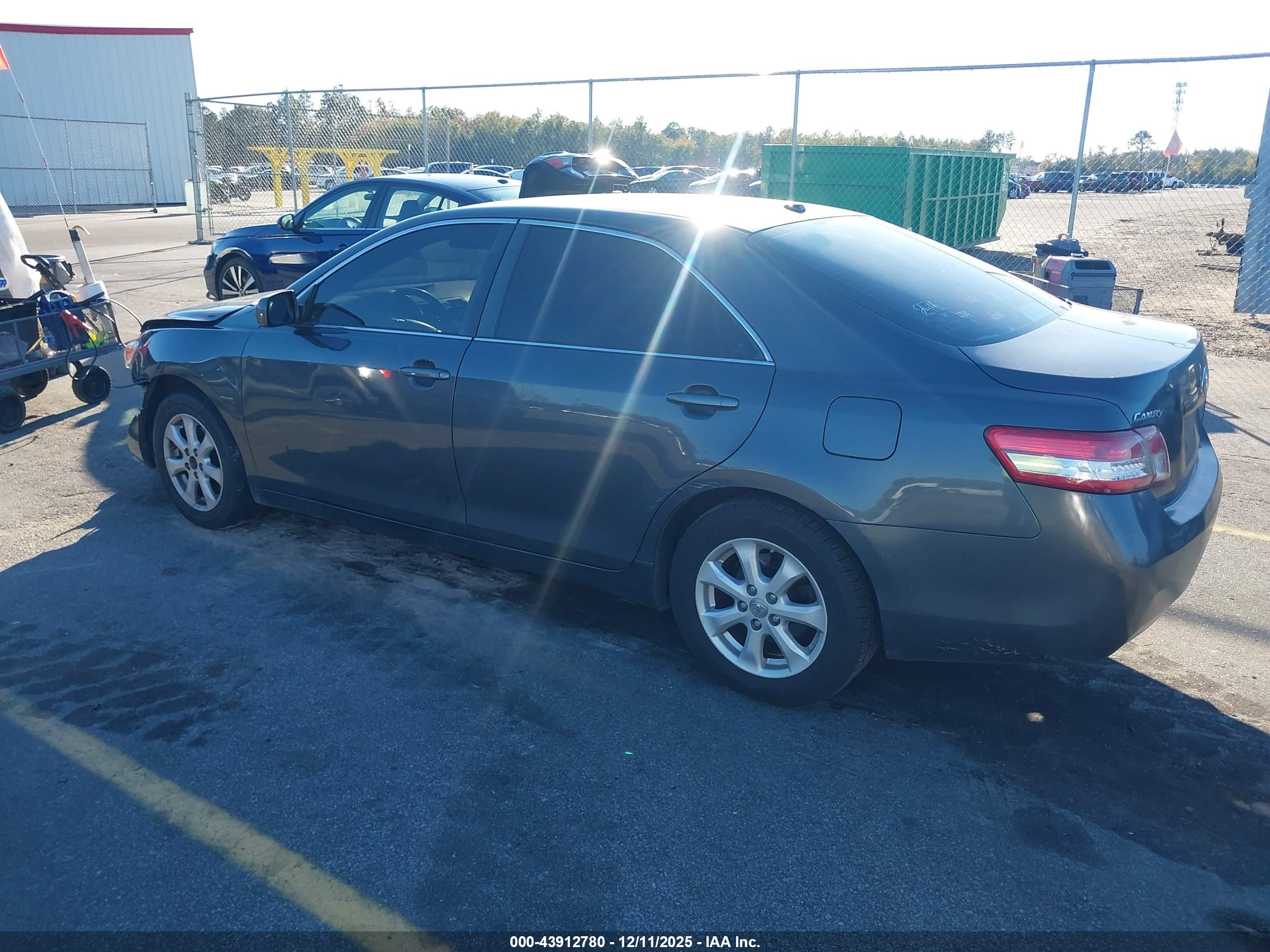 TOYOTA CAMRY image 3