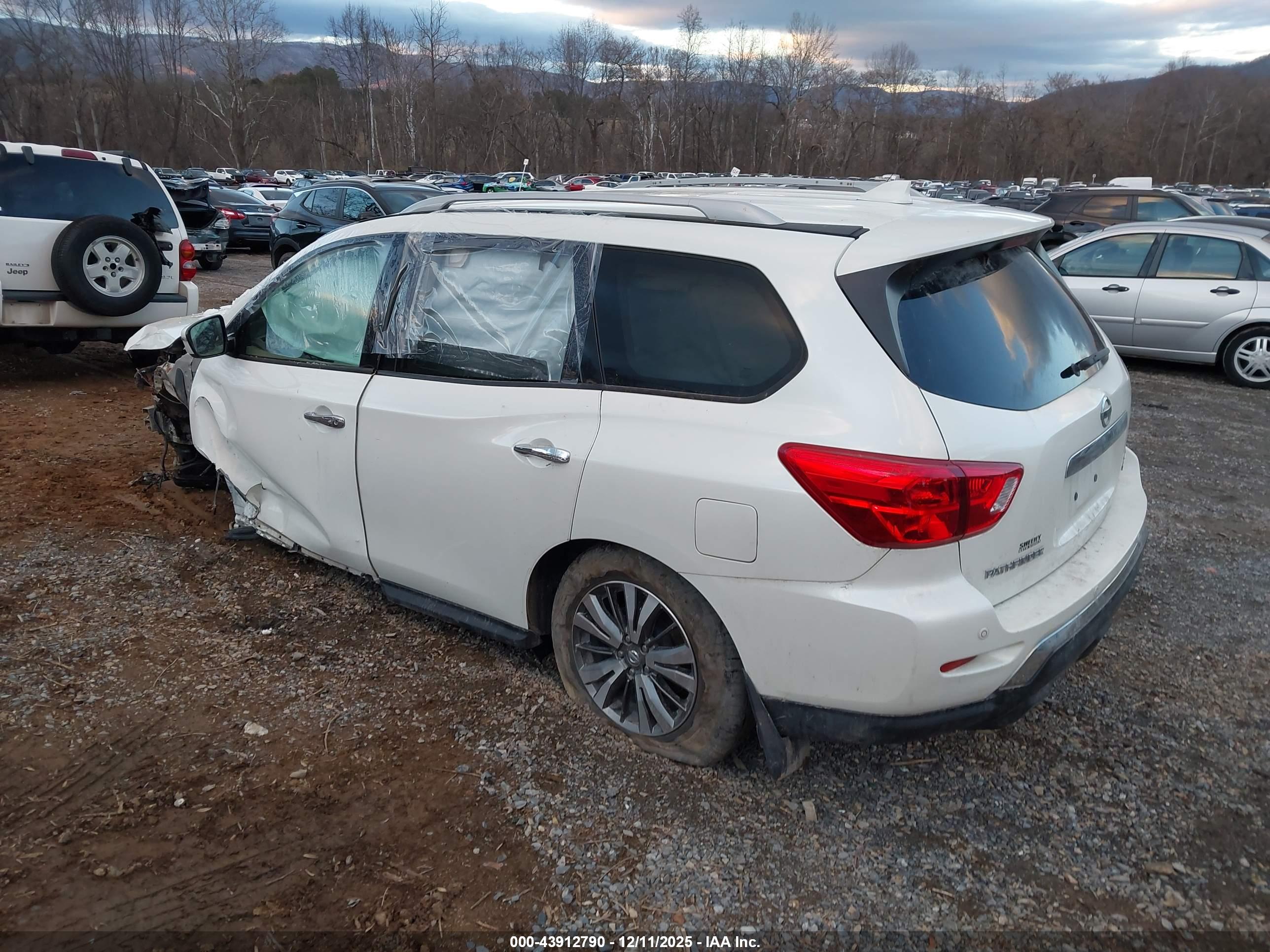 NISSAN PATHFINDER image 3