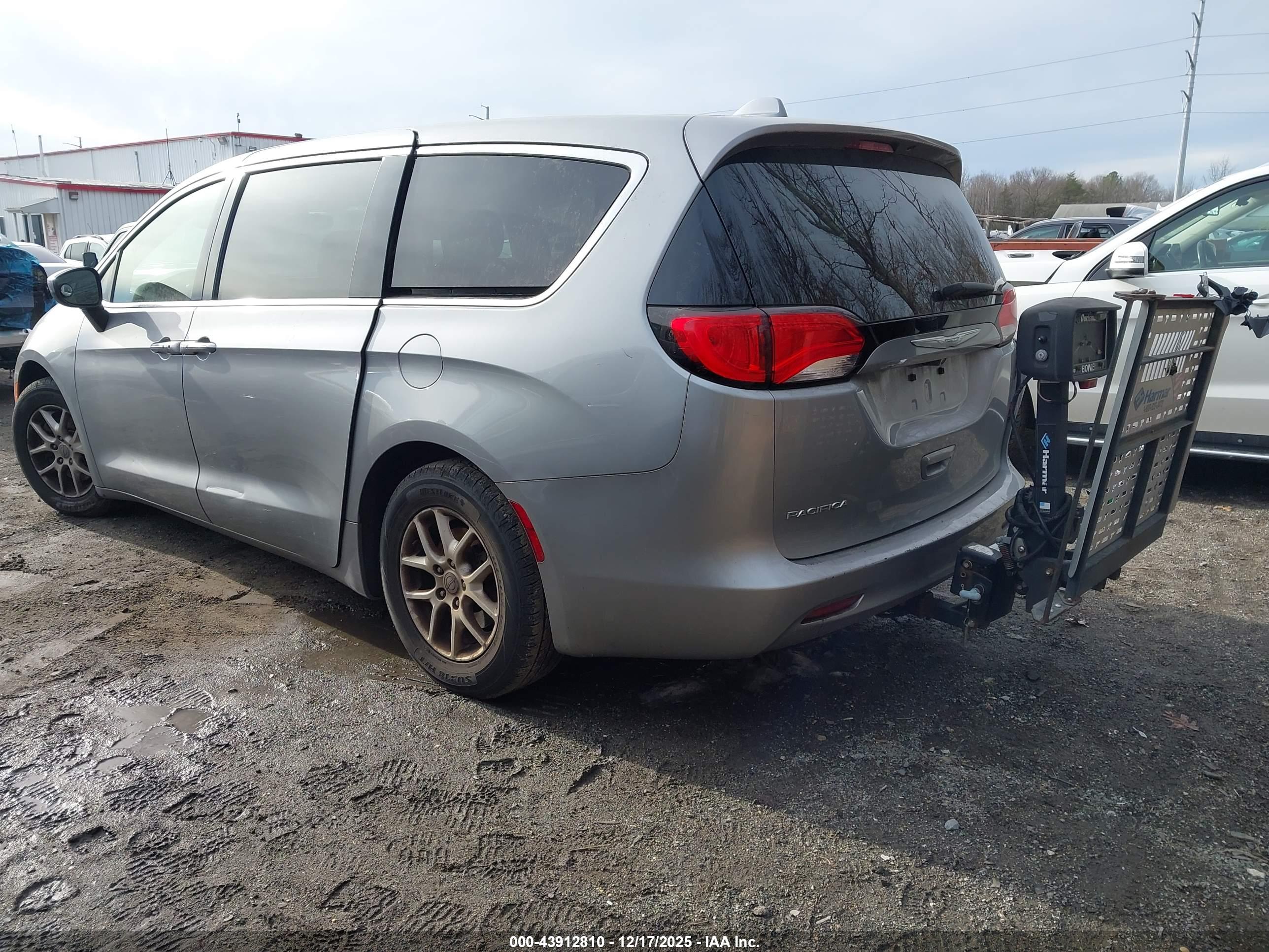CHRYSLER PACIFICA image 3