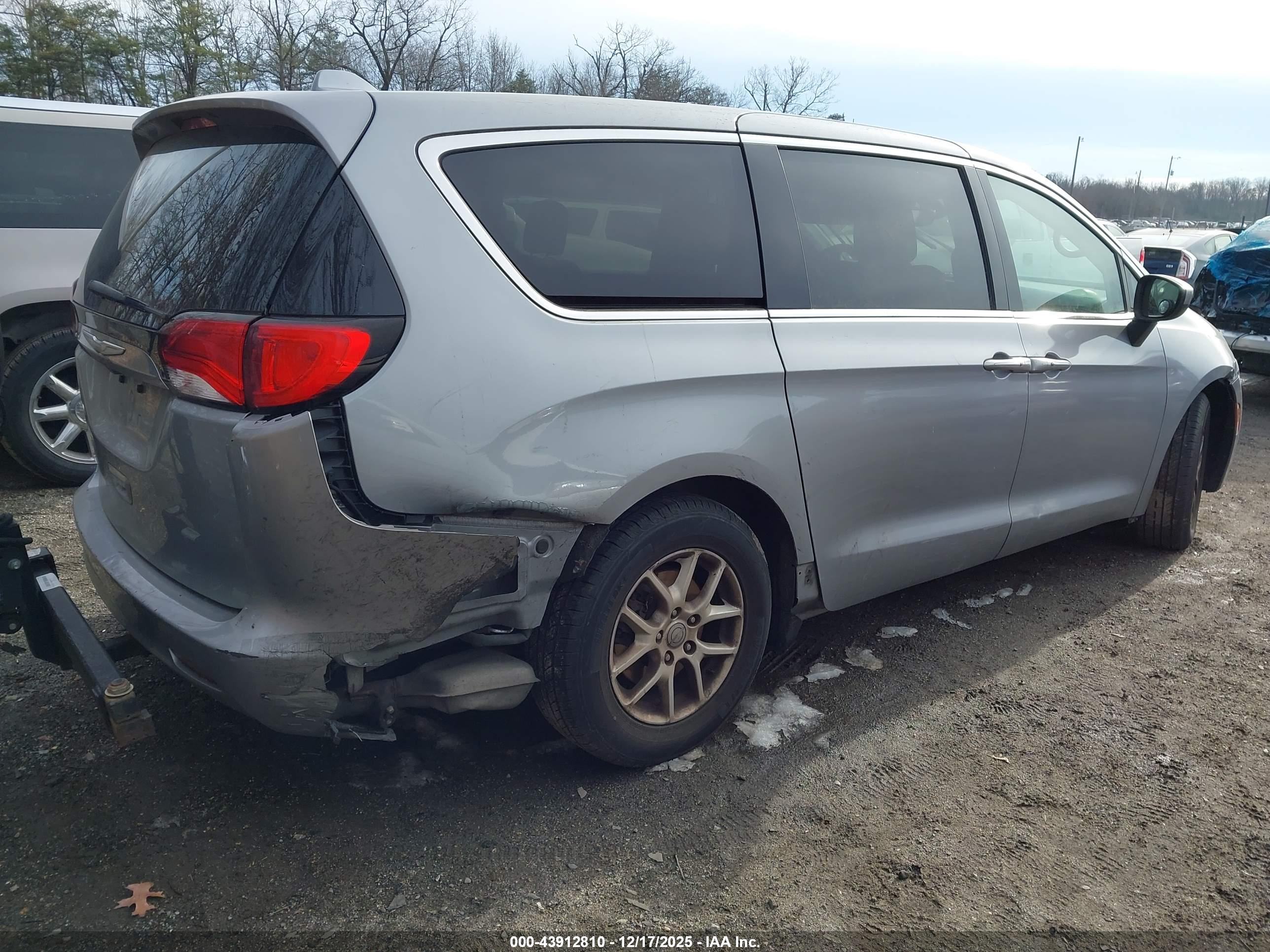 CHRYSLER PACIFICA image 4